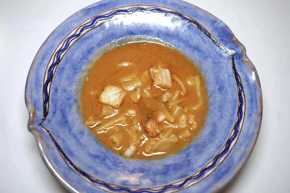 Mixed pasta soup with rock fish and shellfish หนึ่งในคอร์สที่โดดเด่นที่สุดในค่ำคืนนี้คือ Mixed Pasta Soup มีลักษณะเป็น Dried Pasta แบรนด์ De Cecco จำนวนกว่า 12 ชนิดเสิร์ฟมารวมกันหลากหลายรูปร่างที่ความสุกระดับ Al Dente เพื่อให้เกิดมิติทางเนื้อสัมผัส รอบ ๆ รอบซัปที่สีกลิ่นอายของทะเลและความเป็น Mediterranean เพราะเชฟเตรียมขึ้นมาจากปลา Rockfish และหอยทะเลนานาชนิด ยังมีเนื้อหมึกนุ่มหนึบและเนื้อกุ้งที่มีรสหวานจากธรรมชาติ รสชาติอร่อยสมกับเป็น Signature Dish ที่ไม่เคยถูกถอดออกจากรายการเมนูมานานถึง 16 ปีเลยทีเดียว (19/20)