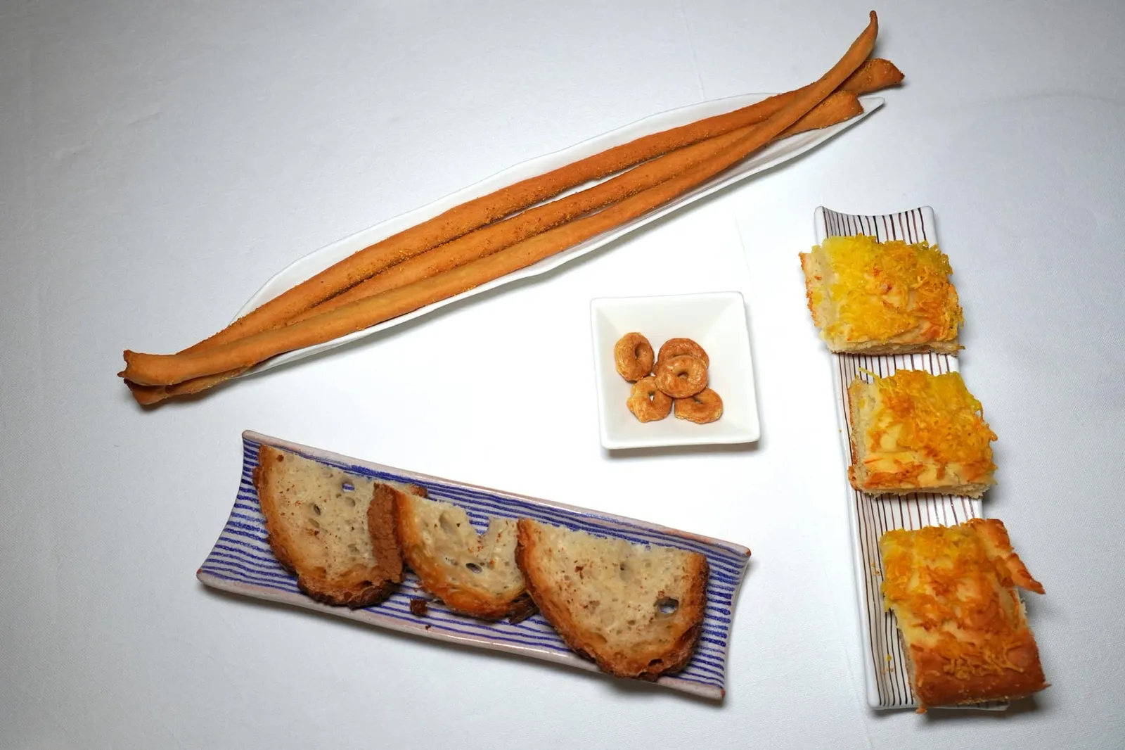 Bread ที่โต๊ะพนักงานเริ่มต้นด้วยการนำเสิร์ฟขนมปัง White Bread, Grissini, Tarallini และ Focaccia