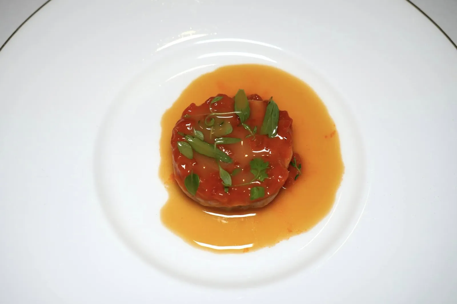 ROYALE ALL’ISCHITANA rabbit, tomato, savory, rabbit liver pate, mashed potato องค์ประกอบแรกคือเนื้อกระต่ายเสิร์ฟมาในรูปแบบ Royale โดยเชฟปรุงสุกในอุณหภูมิต่ำจับคู่กับความฉ่ำ เปรี้ยว อุมามิของ Concassé มะเขือเทศ ด้านบนมีอโรมาหอม ๆ ของใบเบซิลและใบพาสลีย์ (16/20)