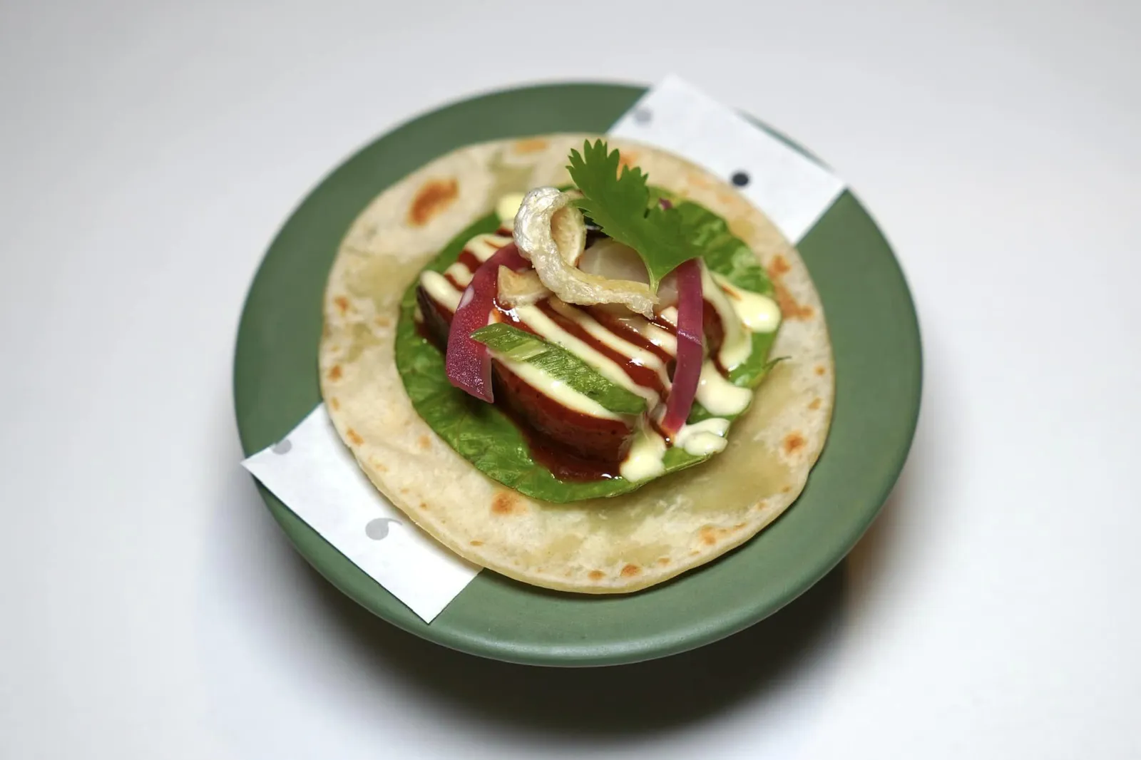 PORK, BLACK MOLE SAUCE, ENDIVE, ORANGE นอกจากนี้ยังมีอีกคอร์สย่อยที่เสิร์ฟมาคู่กับ Taco สไตล์เม็กซิกัน ตรงกลางบรรจุหมูสามชั้น พริกหวาน และหัวหอมแดง (15/20)