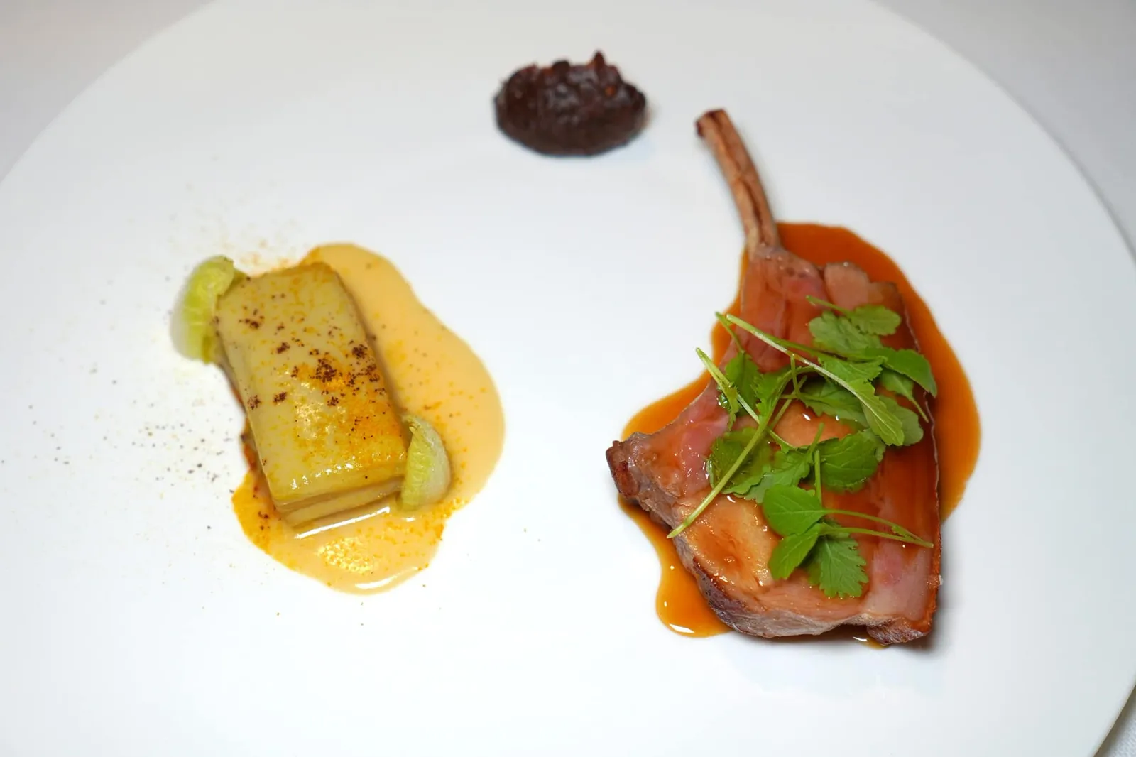PORK, BLACK MOLE SAUCE, ENDIVE, ORANGE เนื้อส่วนซี่โครงหมูย่างเสิร์ฟมากับซอสรสชาติเข้มข้น องค์ประกอบข้างกันคือ Endive องค์ประกอบด้านบนคือครีมที่มีกลิ่นหอมของกาแฟและมะกอกดำผสมผสานกันได้อย่างลงตัว (15/20)