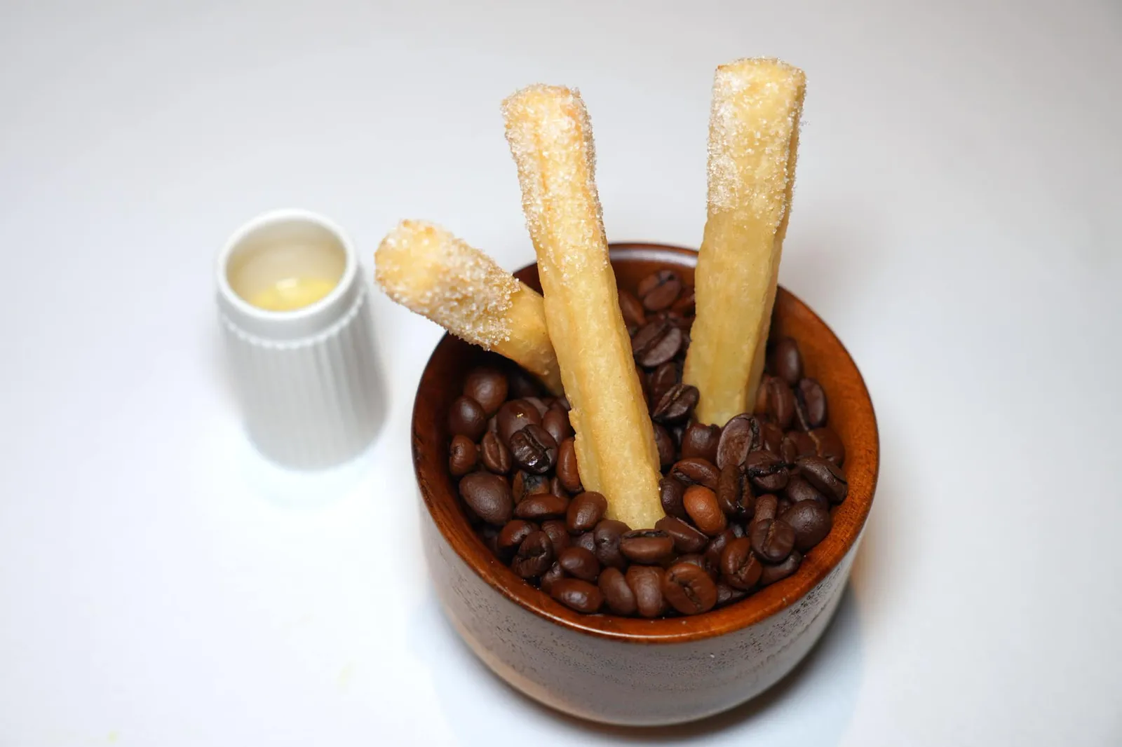 MIGNARDISES Churros เสิร์ฟมากับเครื่องจิ้มที่เตรียมมาจาก Sambuca และกาแฟ