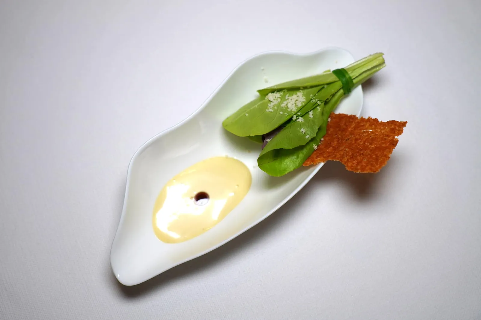 AMUSE-BOUCHE ผักสลัดโรยด้านบนด้วย Parmesan Cheese ขนาบข้างด้วยหนังไก่กรอบ วิธีรับประทานให้จุ่มลงไปใน Mayonnaise ที่มีอโรมาเฉพาะตัวของ Worcestershire Sauce และ Anchovy มาช่วยเสริมกลิ่นให้โดดเด่นยิ่งขึ้น (15/20)