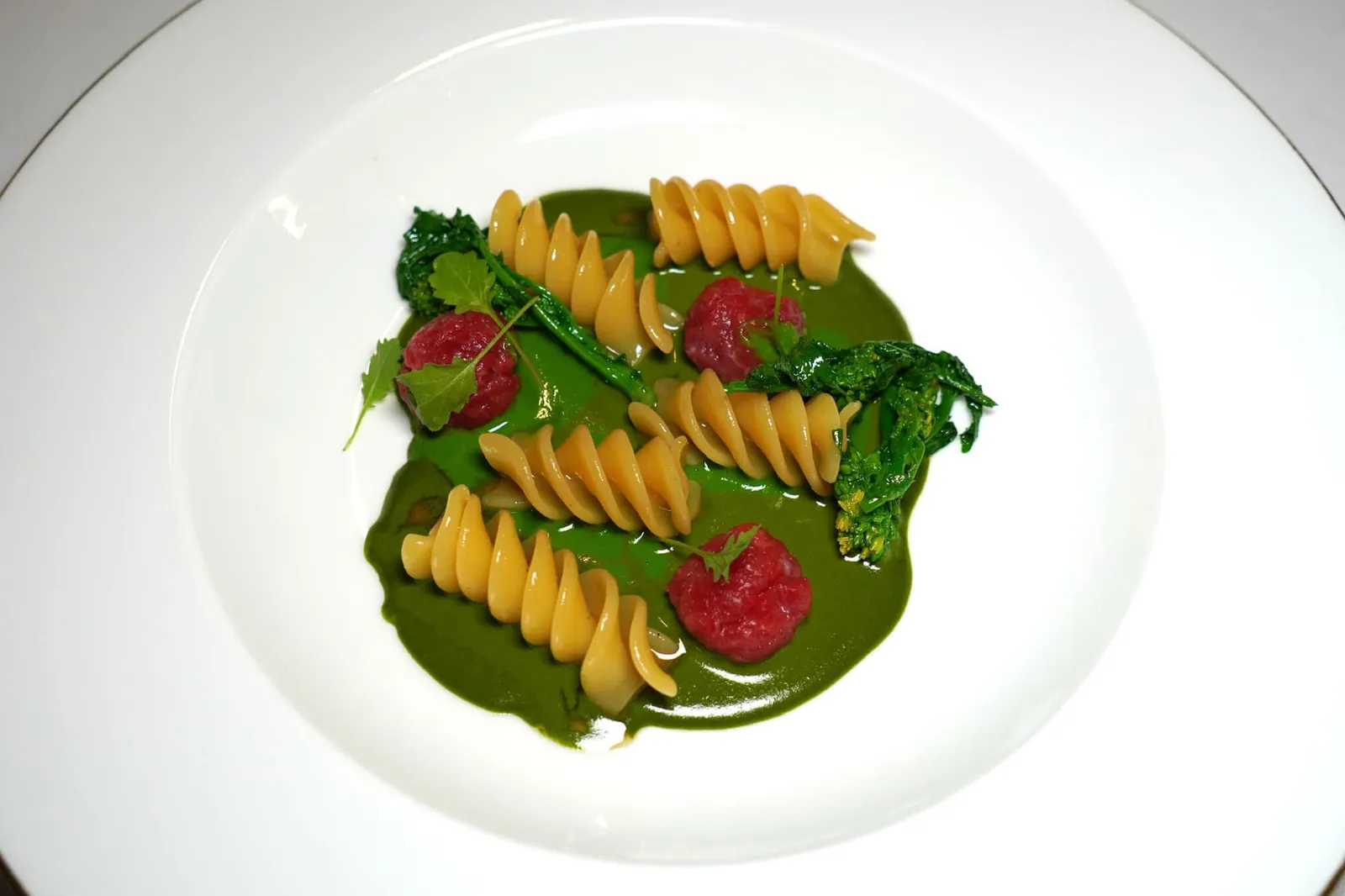 FUSILLONE PASTA, SAUSAGE AND FRIARIELLI Fusillone พาสต้าทรงเกลียวเสิร์ฟมาที่ความสุกระดับ Al Dente ทำให้ตัวเส้นมีความกรึบ เชฟเพิ่มมิติทางเนื้อสัมผัสด้วยความนุ่มของ Beef Tartare เสริมด้วยความหอมของ Saffron ยังมีองค์ประกอบของ Friarielli ซึ่งเป็นผักท้องถิ่นในพื้นที่แถบ Naples มีลักษณะและรสชาติติดขมคล้าย Broccoli เชฟผสมผสานกับไขมันหมูเพื่อเกลารสชาติให้กลมกล่อม (14/20)