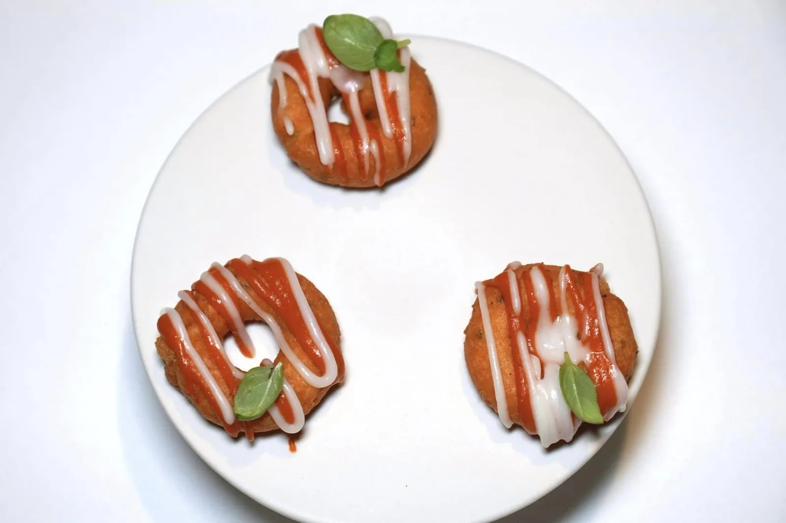 AMUSE-BOUCHE Donut ทอดกรอบตรงกลางสอดไส้ครีมมันฝรั่ง ด้านบนคือองค์ประกอบของมะเขือเทศ ชีส Mozzarella และใบเบซิล (15/20)