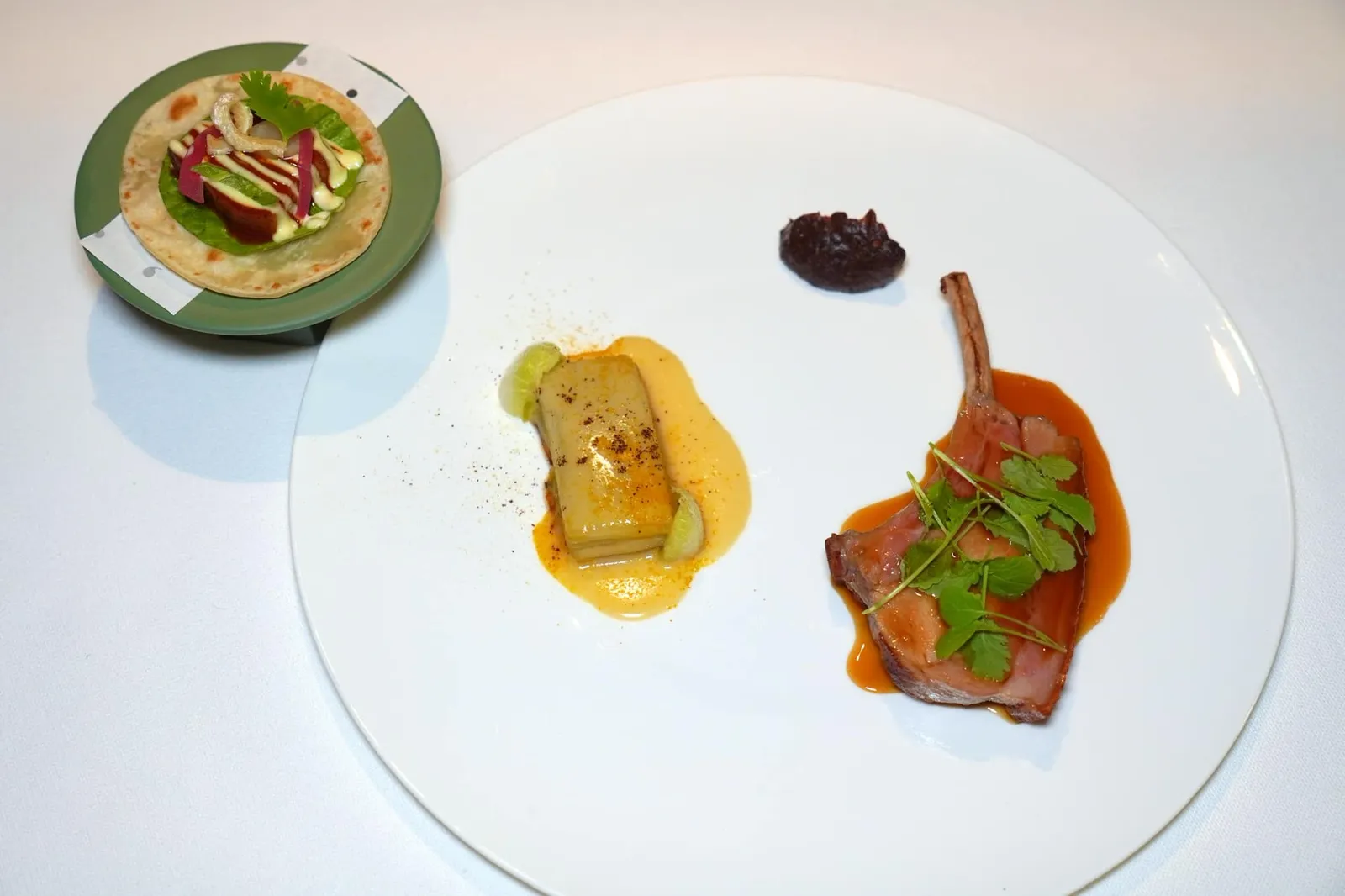 PORK, BLACK MOLE SAUCE, ENDIVE, ORANGE จานนี้คือเมนคอร์สที่มีวัตถุดิบหลักคือเนื้อหมู (15/20)