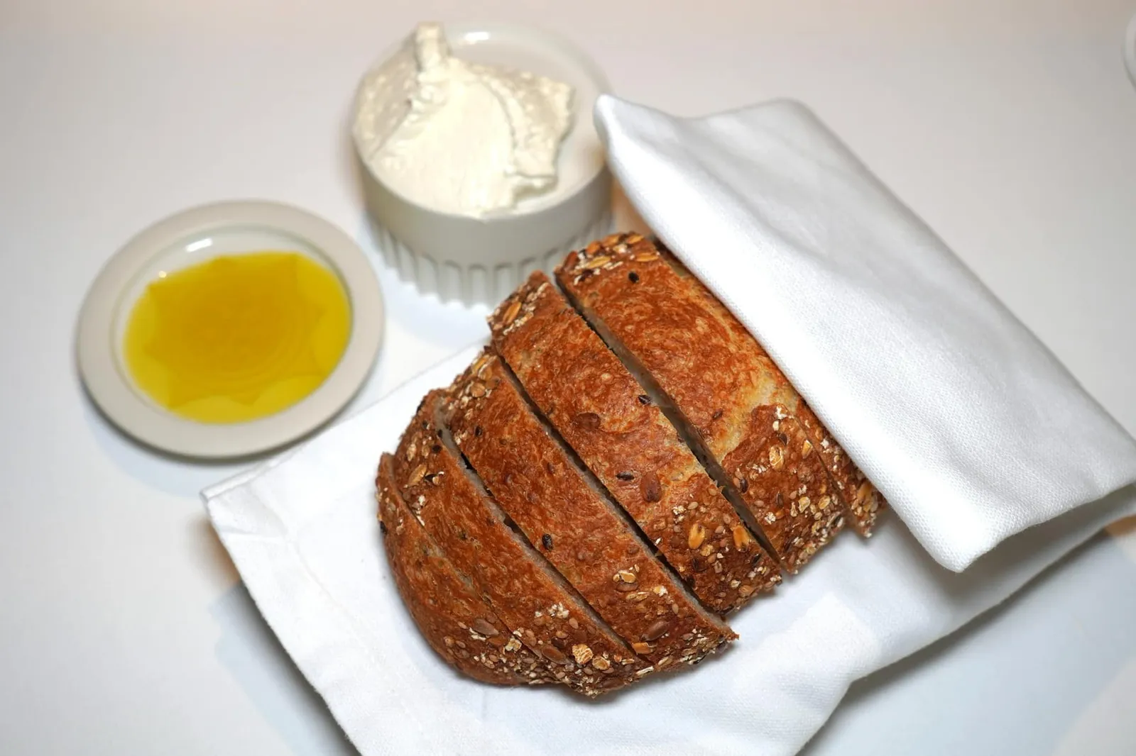 BREAD ยังมีขนมปังชิ้นโตที่เตรียมขึ้นมาจากเมล็ดแฟลกซ์และเมล็ดทานตะวันเสิร์ฟมากับ Salted Butter หรือเนยที่ได้รสชาติเค็มจาก Miso