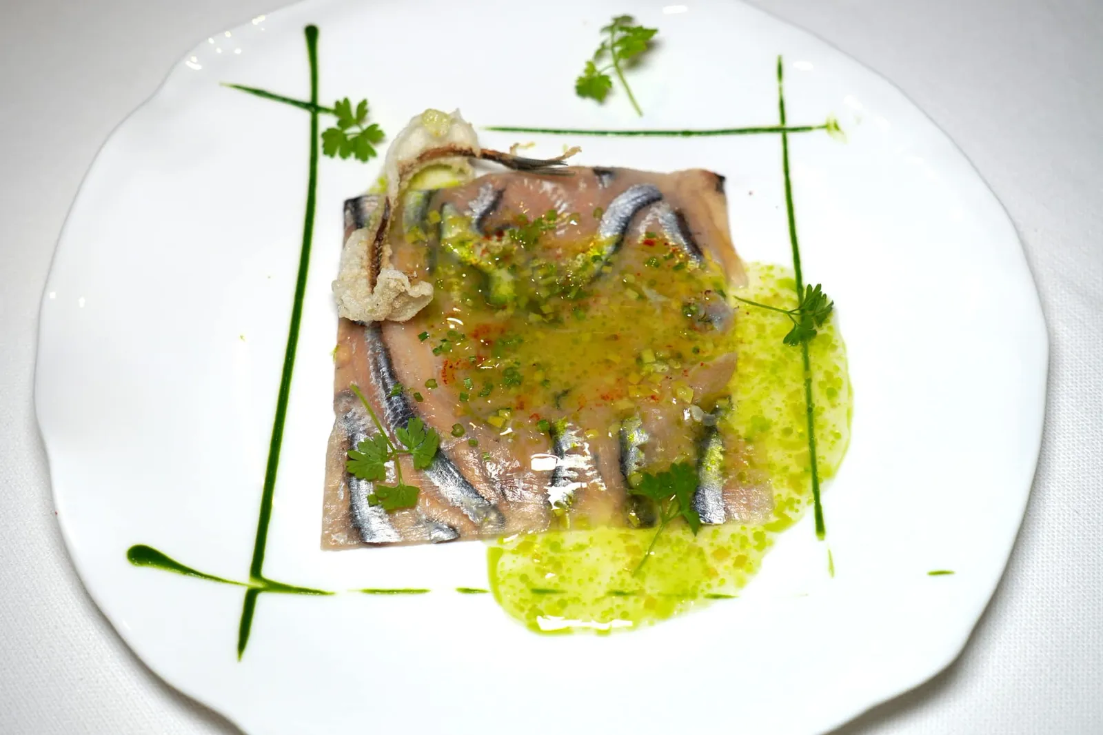 ALICI COME PRIMA anchovies, parsley, lemon เมนูคอร์สแรกอย่างเป็นทางการคือปลา Anchovies ที่มีส่วนผสมของที่ให้รสชาติเค็มนำค่อนข้างโดด ด้านบนคือซอสที่เตรียมขึ้นมาจากปบา Anchovies, ใบ Pasley และกระเทียม อย่างไรก็ตามกลิ่นอายของทะเลที่ได้จาก Anchovies และอโรมาของ Parsley แสดงออกมาค่อนข้างโดดจนอาจไม่ได้เป็นที่ชื่นชอบของทุกคน (14/20)