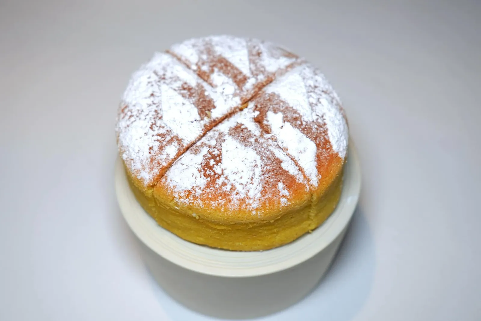 MIGNARDISES Sponge Cake สไตล์ Neapolitan เตรียมมาจากแป้ง Pastiera