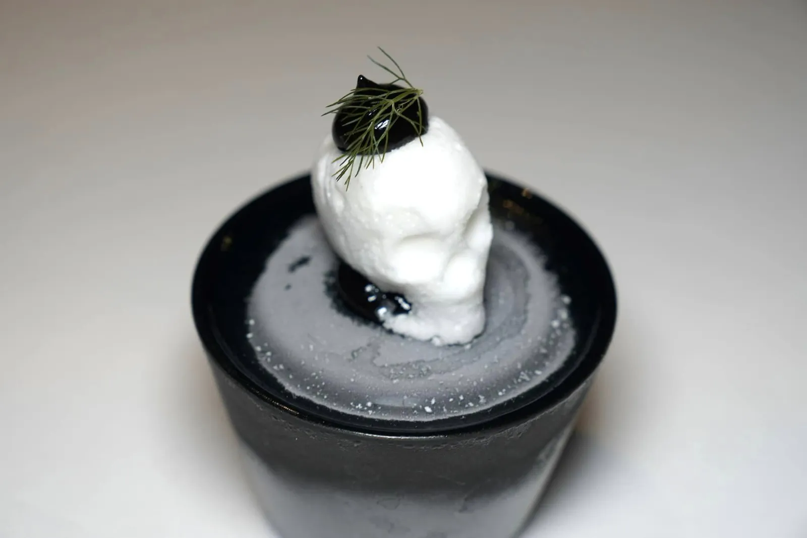 PRE-DESSERT ล้างปากด้วย Pre-dessert ที่เตรียมขึ้นมาจากดอก Sambuco ด้านบนท็อปด้วย Liquorice Gel (13/20)