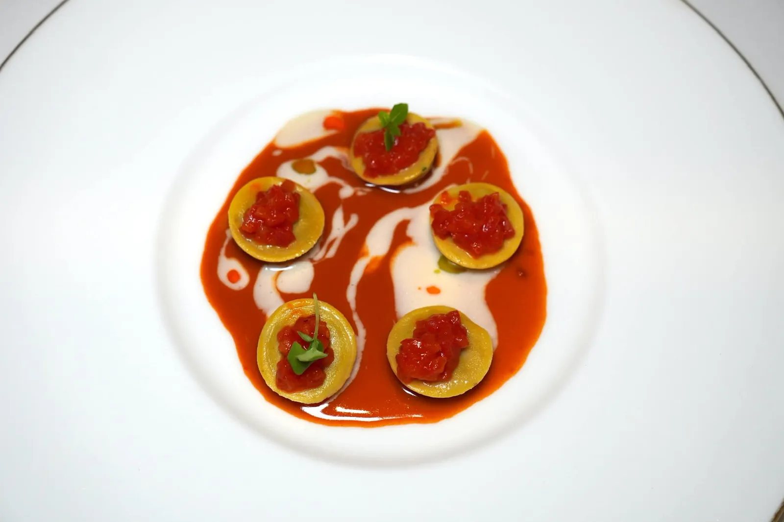 BOTTONI ALLA PIROZZI eggplant, tomato, parmigiano cheese, smoked buttermilk เมนูที่ได้รับแรงบันดาลใจมาจาก Parmigiana di Melanzane (Eggplant Parmigiana) ซึ่งเป็นเมนูท้องถิ่นยอดนิยมในพื้นที่แถบ Campania และ Sicily เชฟนำเสนออกมาเป็นพาสต้าเส้นสดโฮมเมดทรงเกี๊ยวทรงเกี๊ยว ภายในสอดไส้มะเขือ มะเขือเทศ และชีส Parmigiano รอบ ๆ คือซอสที่เตรียมขึ้นมาจากน้ำสต๊อกมะเขือผสมผสานกับมะเขือเทศและชีส Parmigiano อีกเช่นกัน นอกจากนี้ยังมีความหอมของฟักทองน้ำเต้ารมควันผสมผสานกันได้อย่างกลมกล่อม (15/20)