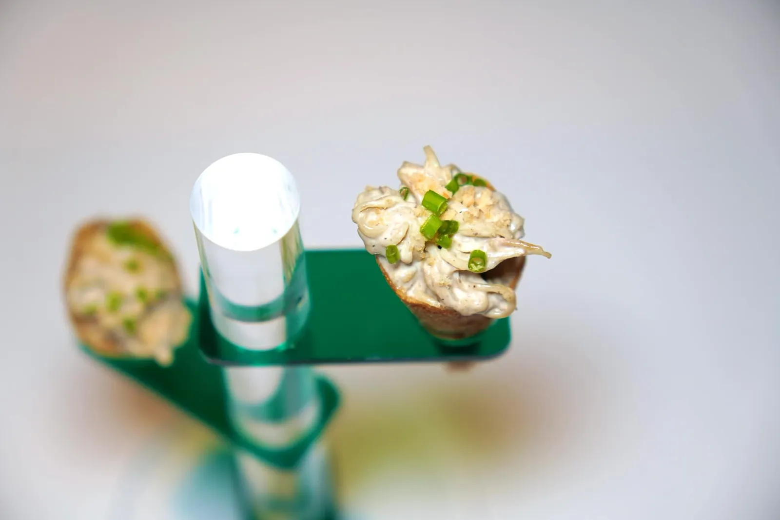 AMUSE-BOUCHE Celeriac Cone เสิร์ฟมากับ Celriac Cream, ถั่ว Hazelnut และอโรมาหอม ๆ ของ Black Truffle (15/20)