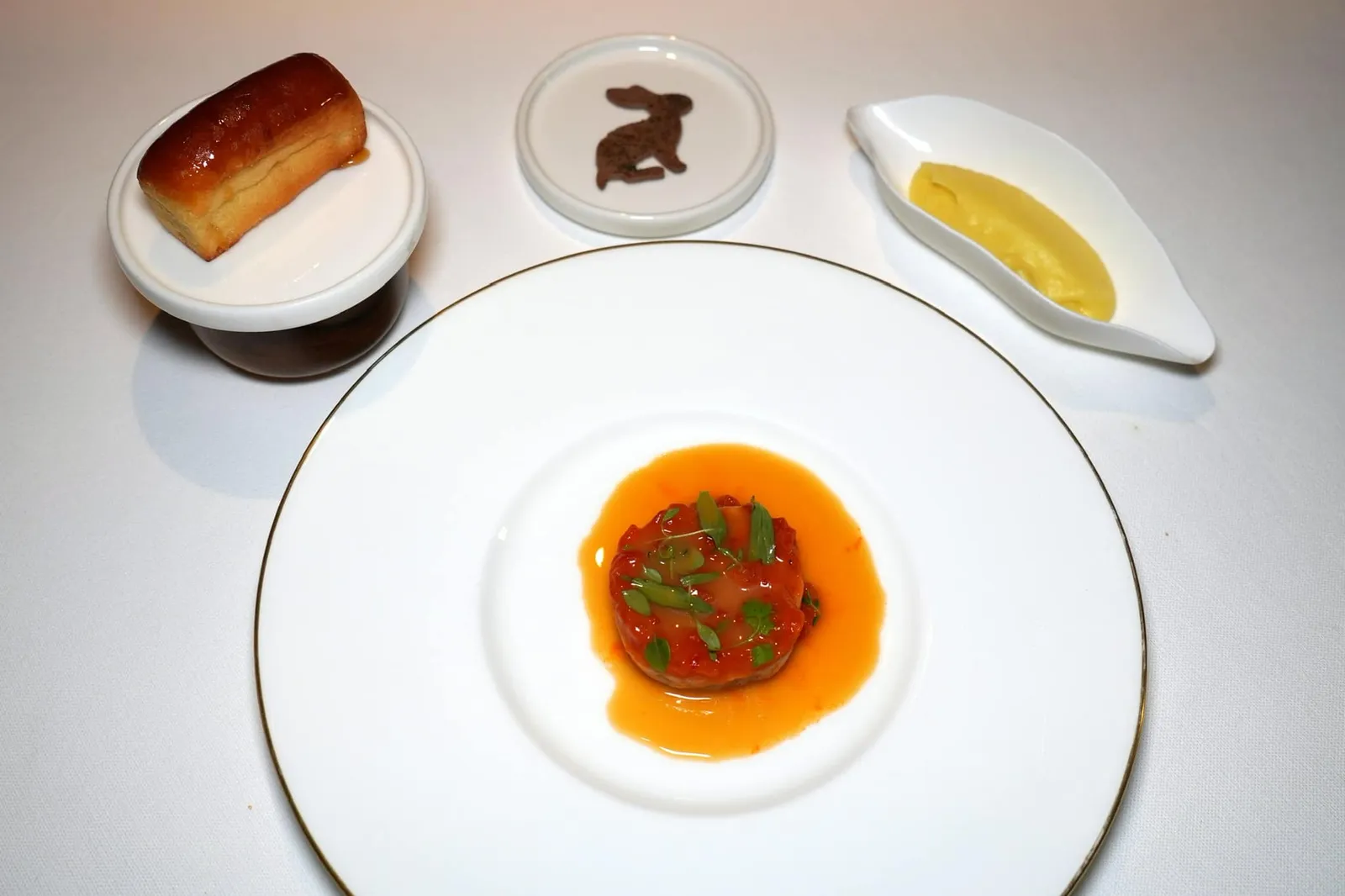ROYALE ALL’ISCHITANA rabbit, tomato, savory, rabbit liver pate, mashed potato สำหรับ Main Course ในเซ็ตเมนูหลักเชฟตั้งใจนำเสนอวัตถุดิบอย่างเนื้อกระต่ายออกมาในรูปแบบที่แตกต่างกัน (16/20)