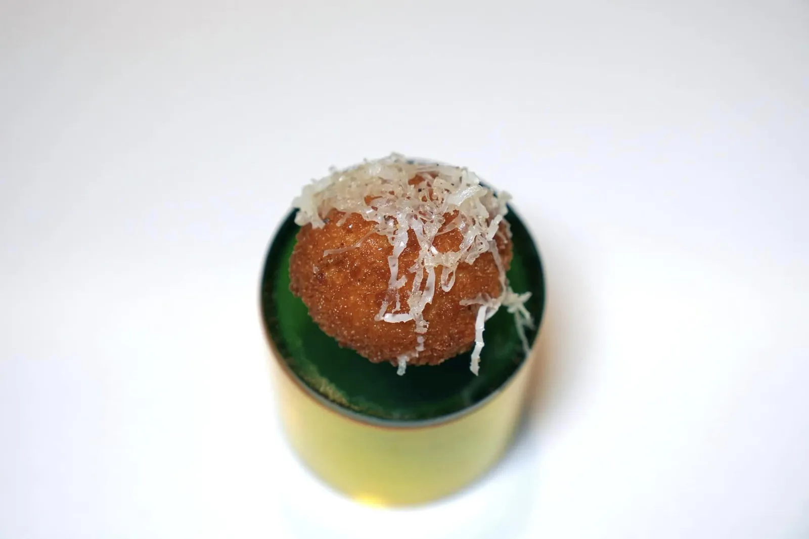 AMUSE-BOUCHE ลูกกลม ๆ นี้ภายในบรรจุ Zucchini ทอดท็อปด้านบนด้วยชีสหอมมัน (15/20)