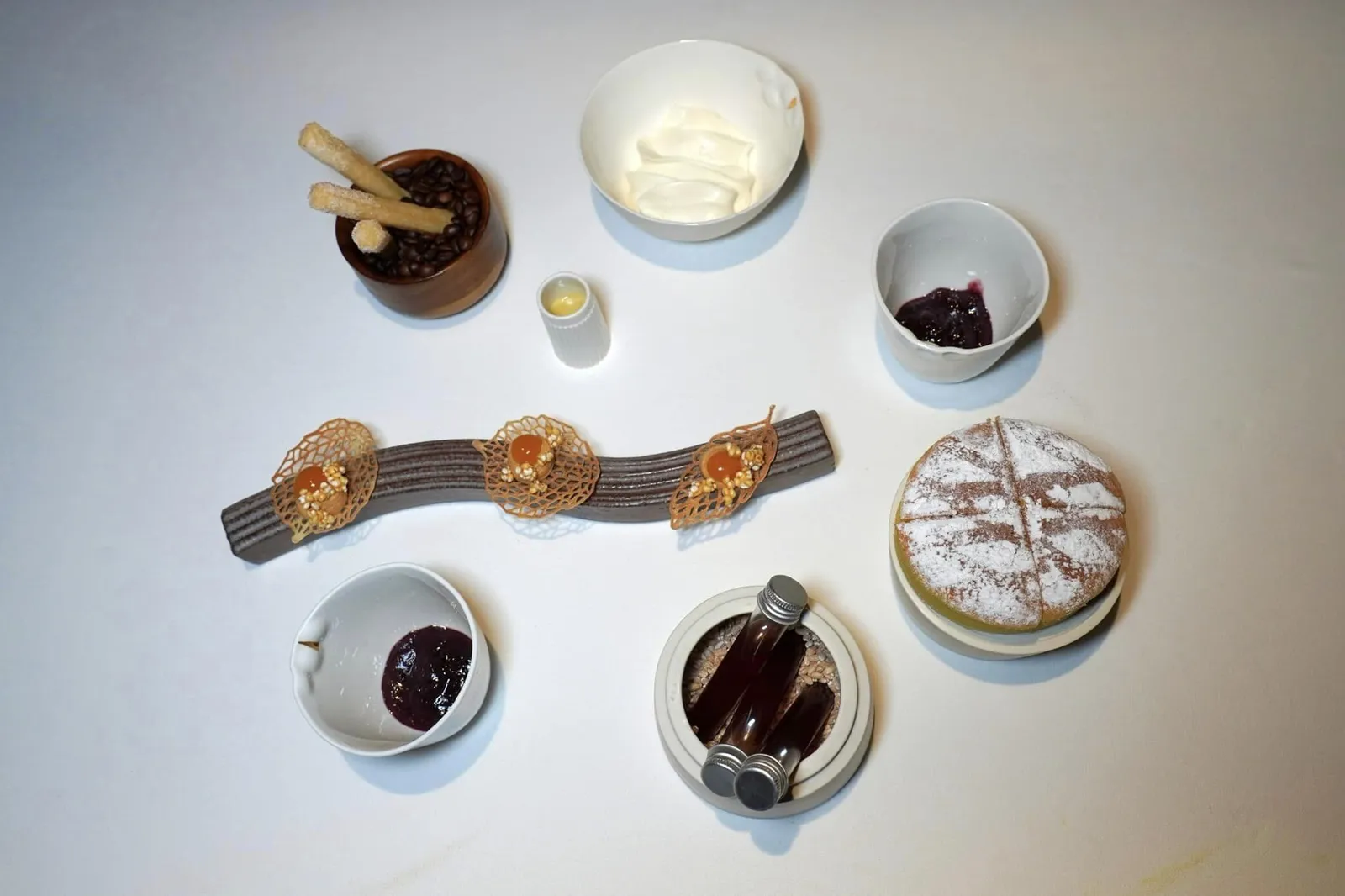 MIGNARDISES ปิดท้ายมื้ออาหารด้วย Mognardises เสิร์ฟมาชุดใหญ่