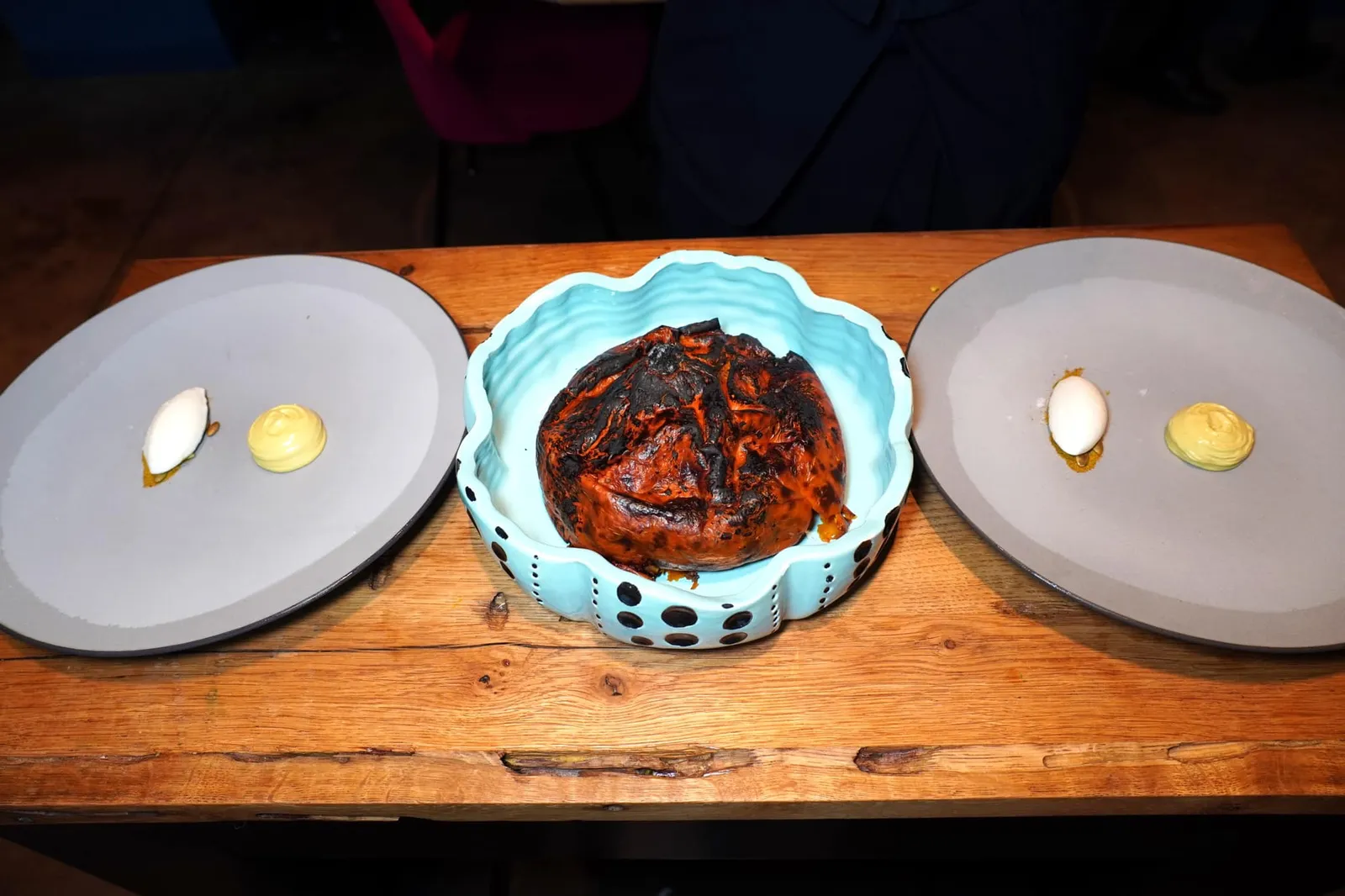 OMAGGIO A KUSUMA Barbecued Hokkaido pumpkin, bay leaf ice cream, pumpkin seed oil mousse and toasted pumpkin seeds ฟักทองนำเข้าจากจังหวัด Hokkaido ประเทศญี่ปุ่นโดยเชฟนำมาเผาจนสุก (14/20)
