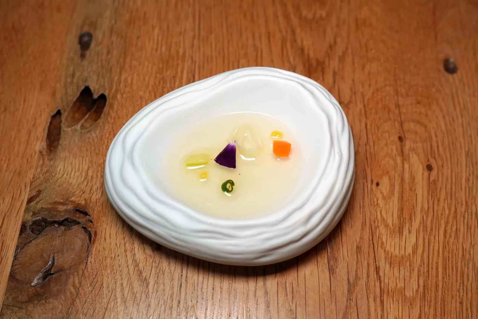 Welcome snacks เซ็ตของอาหารเรียกน้ำย่อยประกอบไปด้วย Minestrone ที่ปรับรูปแบบจากซุปมาเสิร์ฟเป็นเจลลี่ ด้านบนท็อปด้วยผักต้ม, ต้นหอม, ซูคินี่ และเจลเลมอนช่วยเรียกความสดชื่นได้ดี (14/20)