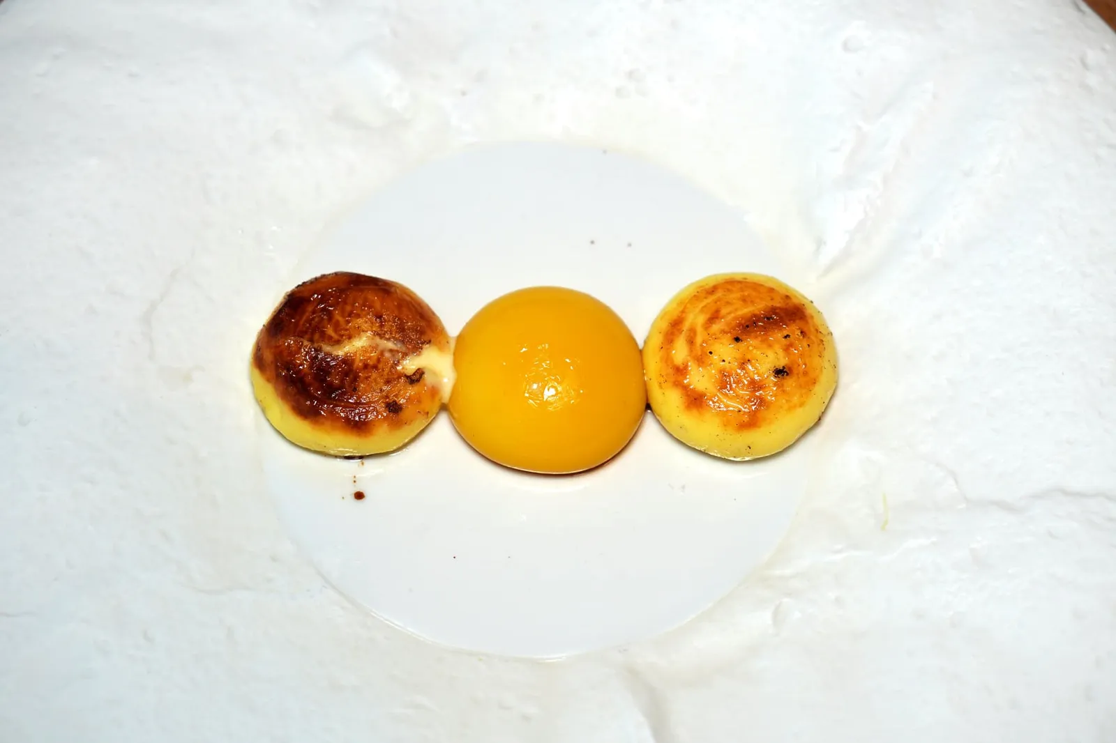 MI SCIOLGO potatoes gnocchi with egg yolk, balsamic vinegar and melted Ragusano DOP Mi Sciolgo เป็นพาสต้าทรงเกี๊ยวคล้ายกระดุมที่เตรียมมาจากมันฝรั่ง ด้านในบรรจุองค์ประกอบของไข่แดงที่จะแตกระเบิดออกในปากตัดกันกับความเปรี้ยวที่ได้จากน้ำส้มสายชูบัลซามิคด้านนอก (15/20)