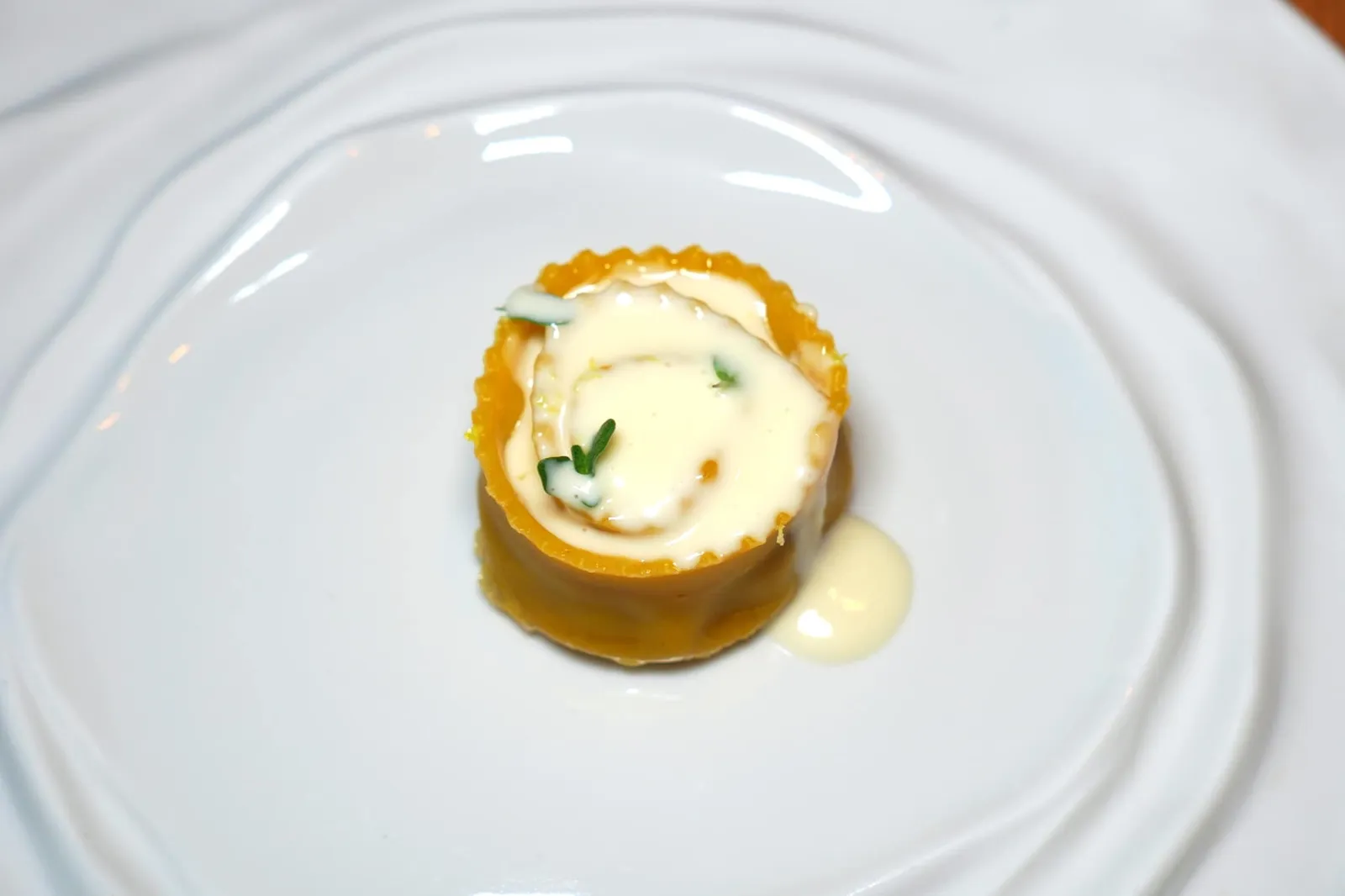 GIRELLA fresh pasta filled with Genovese ragout and Pecorino cheese fondue จากนั้นพนักงานจะเทราดซอสฟองดูว์ที่เตรียมมาจากชีส Pecorino ลงไปนั่นเอง (15/20)
