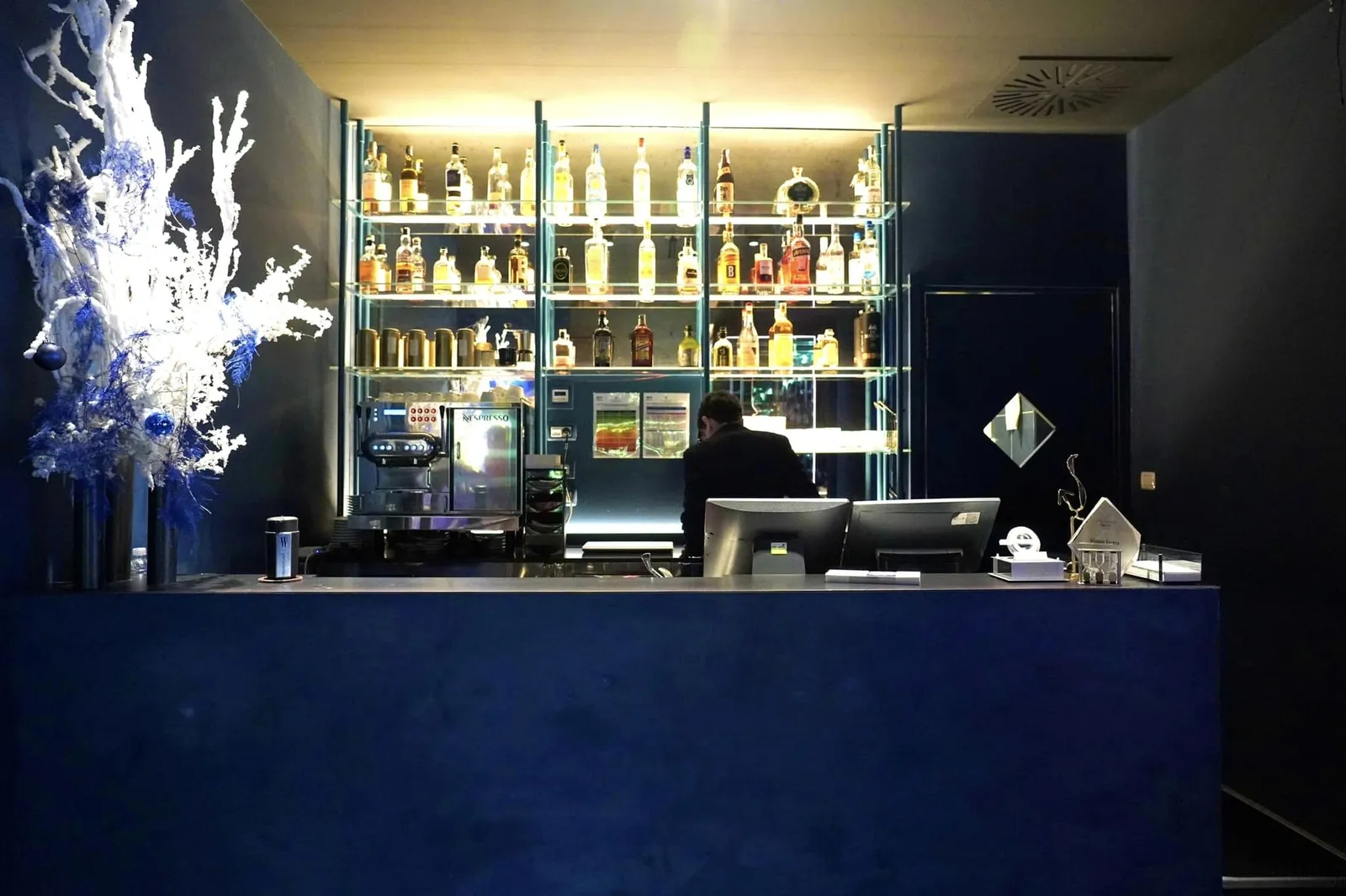 ทุกคนสามารถเลือกชิมอาหารในรูปแบบ À La Carte ที่เชฟให้ชื่อเรียกว่า Vivaldi in Cucina จำนวน 1 Dish/55 €, 2 Dishes/100 €, 3 Dishes/140 € แต่ทางเรานั้นขอแนะนำให้เลือกชิมหนึ่งในเซ็ตเมนูที่ทางร้านเตรียมไว้คือ Viva la TERRA (140 €) หรือจะเป็น La Storia è VIVA (140 €) นำเสนอมาที่จำนวน 5 Dishes และ RE-VIVA-L (170 €) แบบเดียวกับที่เราเลือกชิมในวันนี้นำเสนอมาที่จำนวน 8 Dishes เพราะดูจะคุ้มราคากว่ามาก