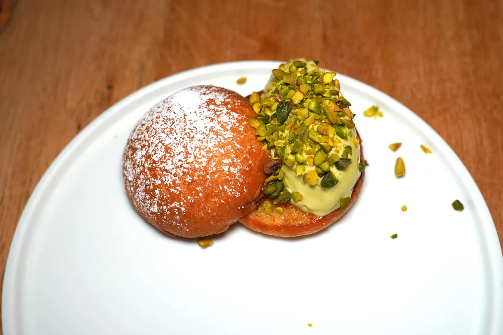 IL MITO DI TRINACRIA hot caramelized brioche with Sicilian pistachio ice-cream and crumbled pistachio เมนูของหวานจานนี้เชฟตั้งใจนำเสนอรสชาติของ Sicily โดยใช้ขนมปัง Brioche เสิร์ฟมากับไอศกรีมพิสตาชิโอ้และถั่วพิสตาชิโอ้บด (13/20)