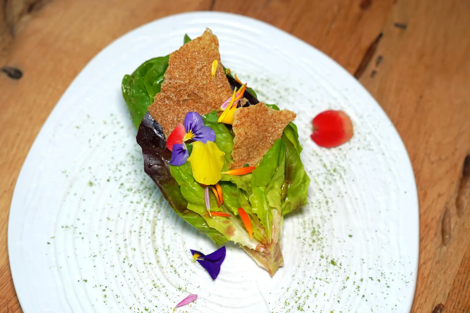 Welcome snacks ปิดท้ายด้วย Bouquet Salad กรอบ ๆ ที่มีรสชาติของครีมพิสตาชิโอเและแผ่นกรอบด้านบน (14/20)