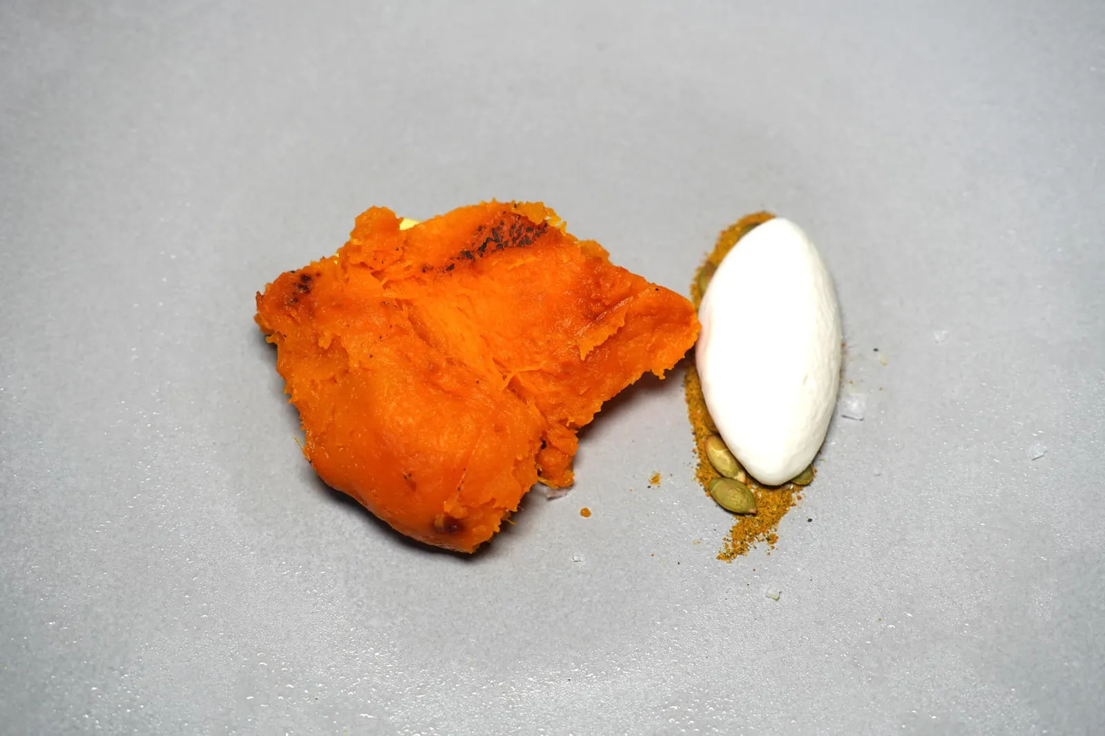 OMAGGIO A KUSUMA Barbecued Hokkaido pumpkin, bay leaf ice cream, pumpkin seed oil mousse and toasted pumpkin seeds ข้างกันคือองค์ประกอบของไอศกรีมใบเบลีฟช่วยเรียกความสดชื่นได้ดี (14/20)