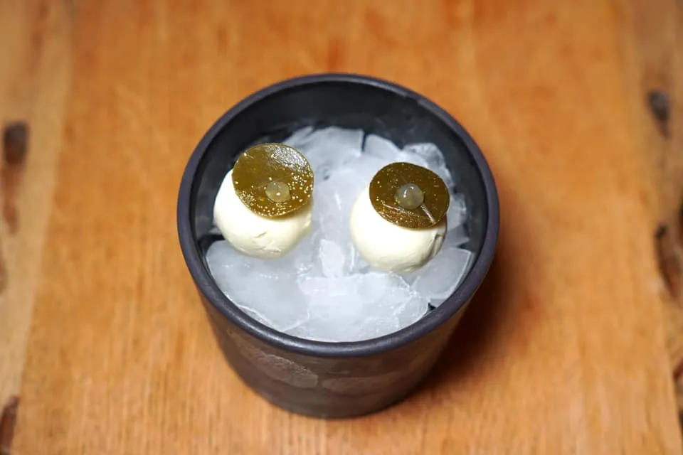 Pre-dessert ล้างปากด้วย Pre-dessert ที่ห่อด้านนอกด้วยไวท์ช็อกโกแลต ด้านในบรรจุด้วยน้ำแตงกวาที่จะแตกระเบิดออกช่วยเรียกความสดชื่น ด้านบนท็อปด้วยองค์ประกอบของเคเปอร์และเจลเลมอน (14/20)