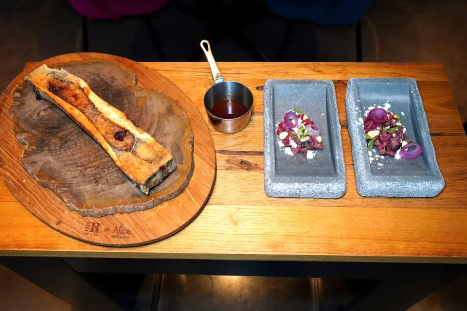 NON TOGLIERE L’OSSO A MARIO Barbecued Ossobuco with diaphragm, Piedmontese Fassona tartare Slow Food Presidium, spring onions, mustard mayonnaise and vinegar snow Main Course จานเนื้อพนักงานจะเตรียมมาเสิร์ฟกันแบบ Tableside โดยมีองค์ประกอบแรกคือไขกระดูกวัวชิ้นโตย่างมาอย่างดี ตรงกลางยังคงให้เนื้อสัมผัสที่นุ่มมันคล้ายเจลลี่ (15/20)