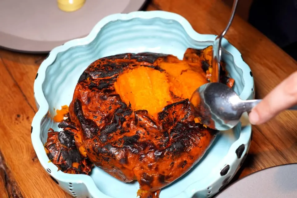 OMAGGIO A KUSUMA Barbecued Hokkaido pumpkin, bay leaf ice cream, pumpkin seed oil mousse and toasted pumpkin seeds ด้านในของชิ้นฟักทองให้เนื้อสัมผัสที่นุ่มละมุนเสิร์ฟมาคู่กับมูสของเมล็ดฟักทองและเมล็ดฟักทองย่าง (14/20)