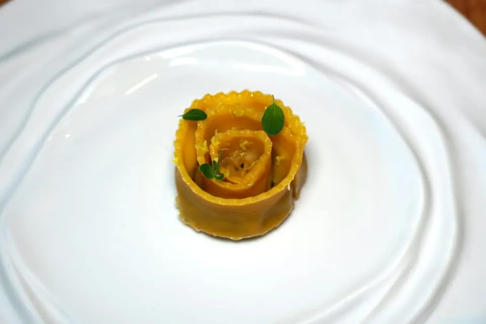 GIRELLA fresh pasta filled with Genovese ragout and Pecorino cheese fondue Girella เป็นคอร์สพาสต้าเส้นสดที่ตรงกลางมีช่องสำหรับบรรจุ Genovese Ragout รสชาติเข้มข้นเสริมด้วยความหวานของหัวหอม (15/20)