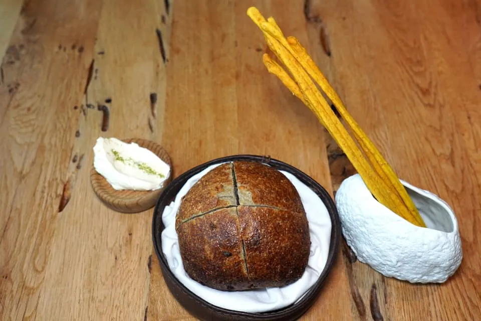 Bread ขนมปัง Ancient Grain Bread และ Bread Stick ที่มีองค์ประกอบของผงพริกเสิร์ฟมากับเนยท็อปด้วยผงสาหร่าย