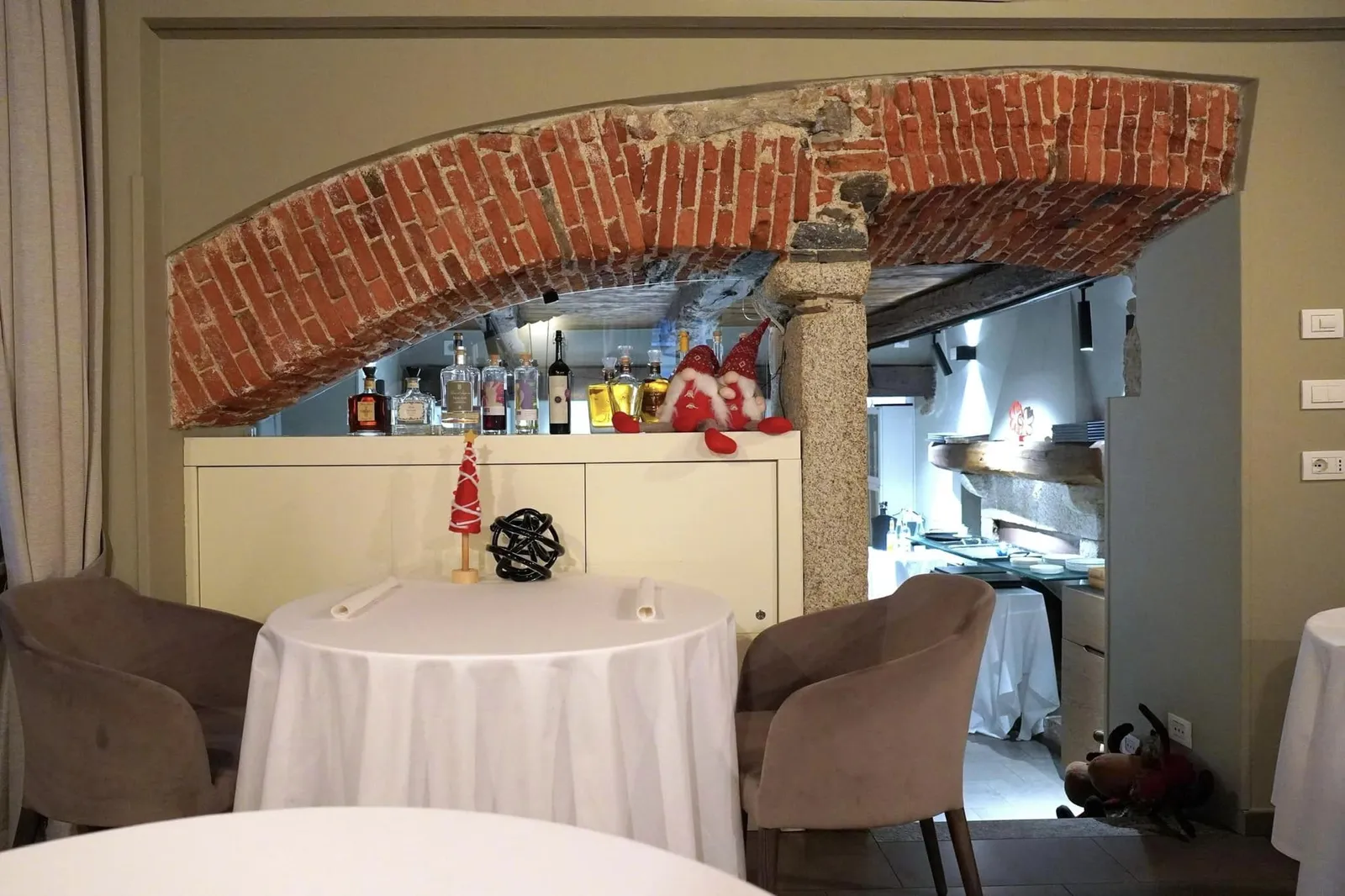 ลูกค้าสามารถเลือกชิมอาหารในรูปแบบ Tasting Menu คือ I CLASSICI (140 €) ที่ได้รวบรวมเมนูคลาสสิคประจำร้านนำเสนอมาจำนวน 6 คอร์ส ถัดมาคือ ESPLORARE (120 €) และ A MANO LIBERA (160 €) ซึ่งเป็นเซ็ตเมนูจำนวน 5 และ 7 คอร์สตามลำดับโดยแต่จานจะได้รับการคัดเลือกโดยตัวเชฟเอง สุดท้ายคือรายการแบบ À La Carte สำหรับใครที่ต้องการเลือกชิมกันตามใจชอบ