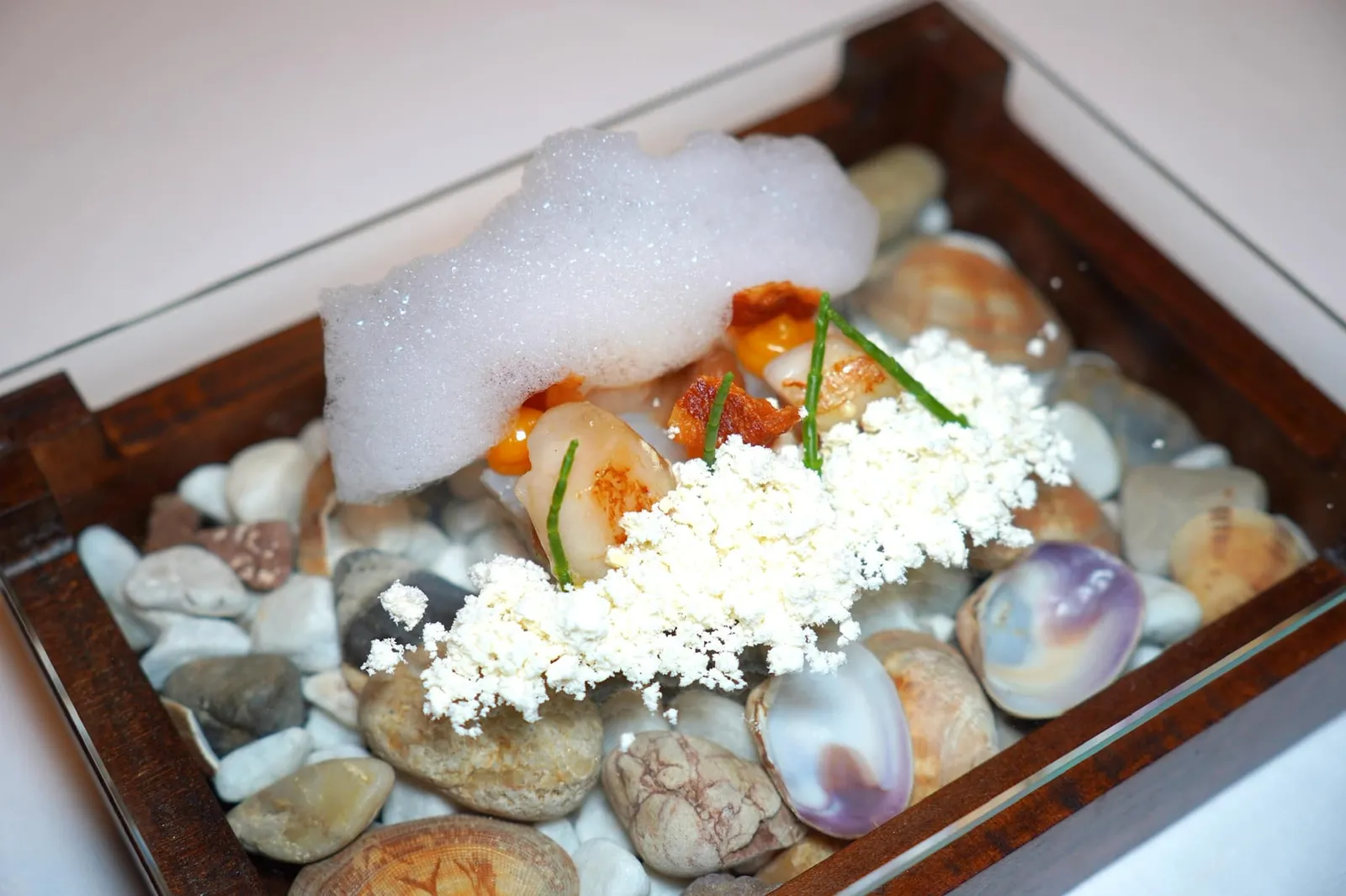 Sea Carbonara ยังมีความกรอบที่ได้จาก Guanciale และ Sea Asparagus (หรือที่บางคนรู้จักกันในชื่อของ Salicornia) เชฟเรียกความสดชื่นโดยการใส่ Olive Oil Powder สีขาวลงไปแล้วจบด้วยการท็อป Sea Air หรือโฟมที่เตรียมมาจากน้ำทะเลไว้ที่ด้านบนนั่นเอง (17/20)