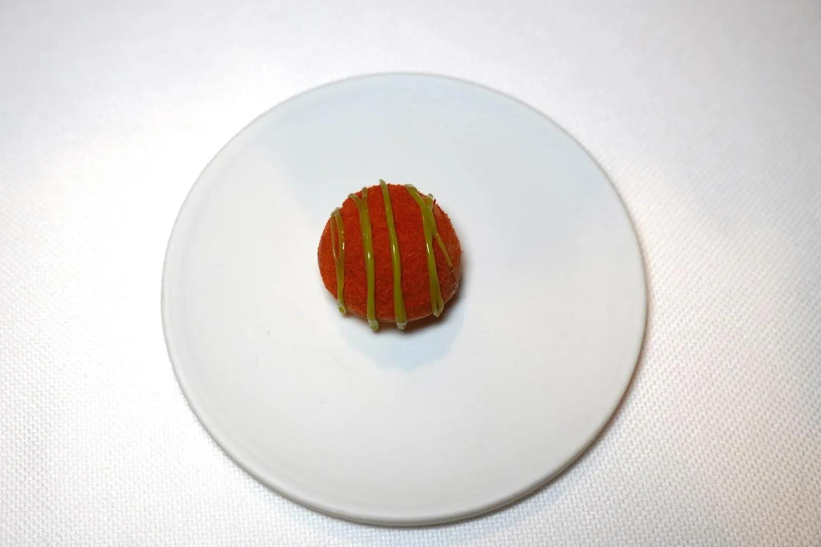 Amuse-bouche Gougères เป็น Salty Beignet จากฝรั่งเศสทราเชฟนำมาปรับโดยการสอดไส้ Grana Padano Fondue หอมมัน ด้านบนโรยด้วยองค์ประกอบของผงพริกสีแดงและ Basil Mayonnaise สีเขียว (15/20)