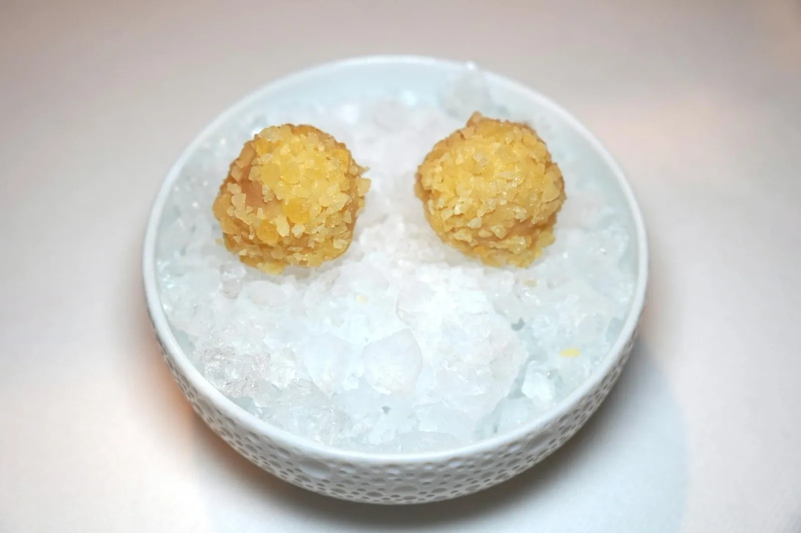 Amuse-bouche เริ่มต้นมื้ออาหารด้วย Moscato and Peach มีลักษณะเป็นไวท์ช็อกโกแลตกลม ๆ บรรจุน้ำ Moscato Wine ที่มีกลิ่นหอมของลูกพีชและความรู้สึกเป๊าะแป๊ะแบบ Popping Candy ช่วยเรียกความสดชื่นสำหรับคำแรก (15/20)