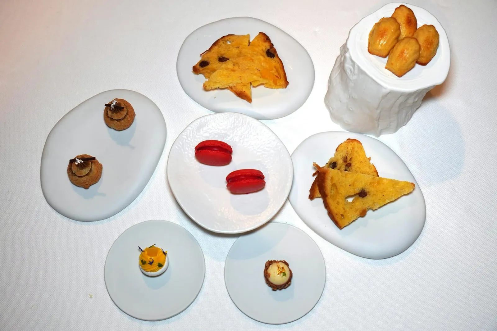 Mignardises ปิดท้ายด้วยขนมจิ๋วเซ็ตใหญ่คือ Madeleine, Strawberry Macarons, Beignet with Coffee Cream, Pavlona with Mango; Pineapple and Passionfruit, Tiramisu และขนมปัง Panettone ซึ่งนิยมรับประทานกันในช่วงเวลานี้นั่นเอง