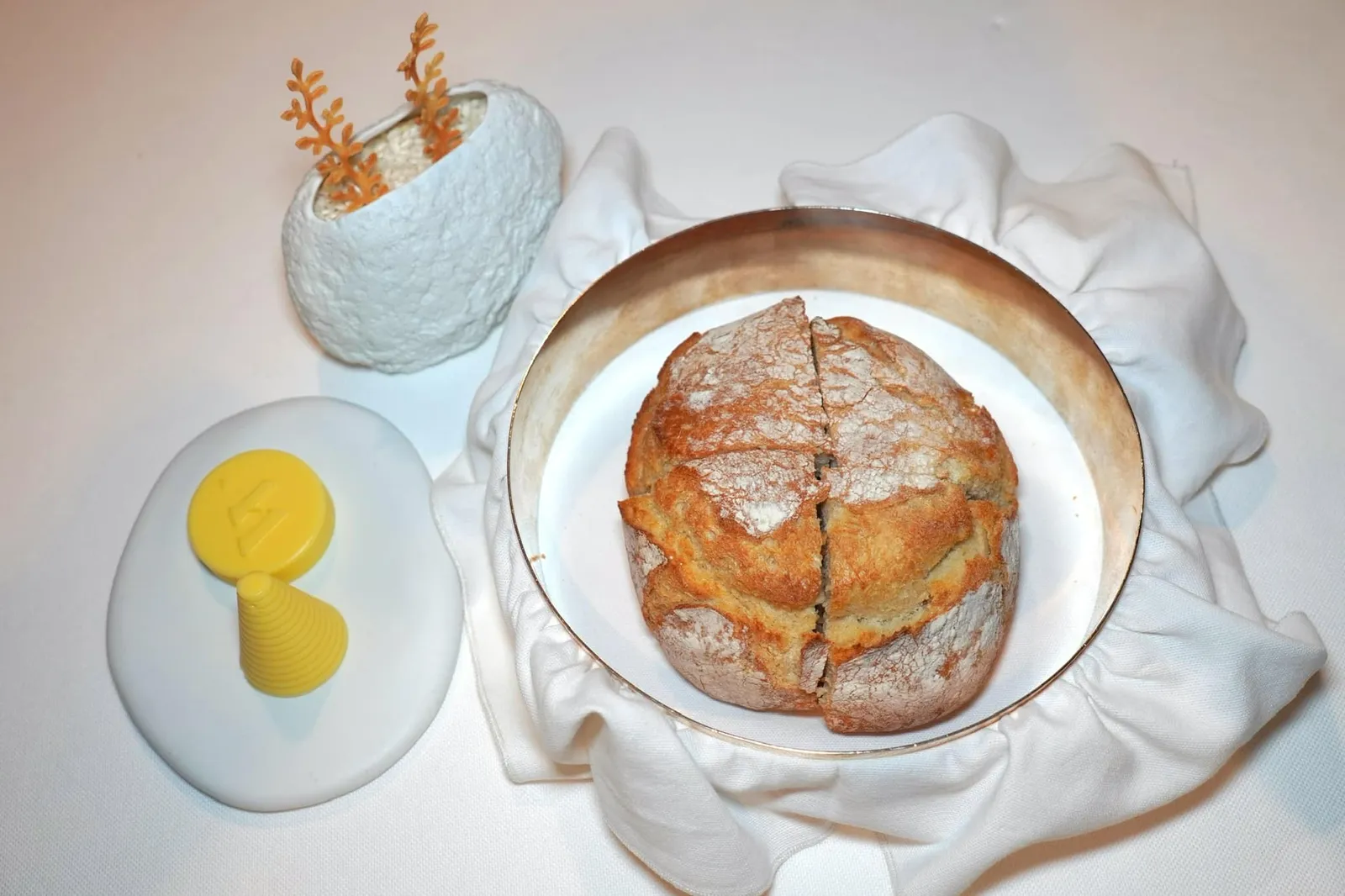 Homemade bread จากนั้นพนักงานจะนำเสิร์ฟขนมปังโฮมเมดมาคู่กับเนยจากแคว้น Brittany ประเทศฝรั่งเศสทั้งในรูปแบบเนยปกติและเนยเค็ม ยังมีขนมปังกรอบรูปใบไม้ที่เตรียมมาจากชีส Toma del Mottarone อีกด้วย