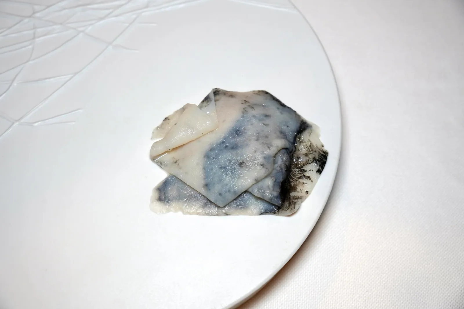The scallop that wanted to be “au gratin” ถัดมาคือหอยเชลล์เตรียมมาเป็นแผ่น Veil แบนบางและมีรสชาติหวานที่พอเหมาะ ด้านล่างคือองค์ประกอยของ Gratin ช่วยให้ความครีมมี่ จากนั้นจบด้วยการเพิ่มความหอมของหมึกดำลงไปนั่นเอง (15/20)