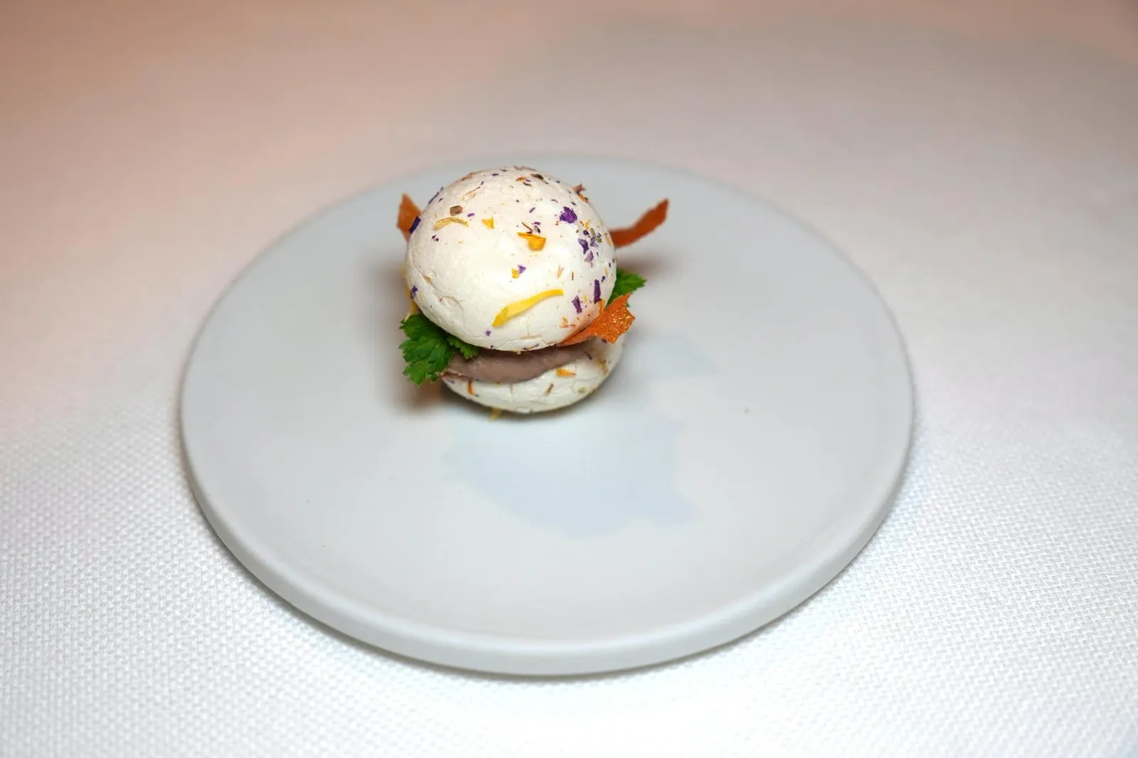 Amuse-bouche Salty Meringue แป้งนุ่มที่มีรสชาติของแอปเปิ้ล ขิงและ Liver Cream ด้านใน (15/20)