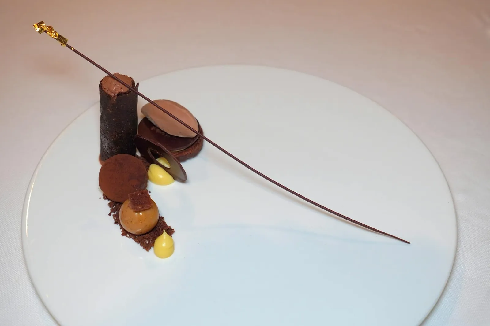 50 shades of chocolate ของหวานในเซ็ตเมนูหลักคือช็อกโกแลตเสิร์ฟมาในหลากหลายรูปแบบและเนื้อสัมผัสที่แตกต่างกันโดยทุกองค์ประกอบล้วนเตรียมมาได้อย่างไร้ที่ติ (15/20)