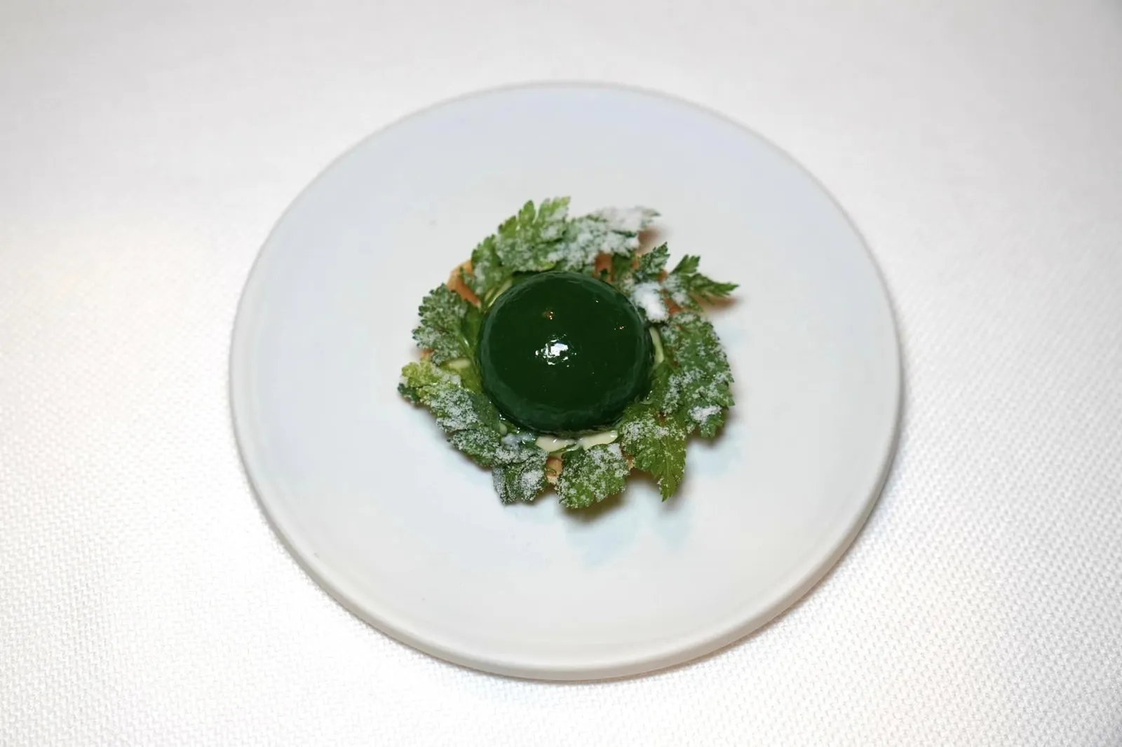 Amuse-bouche ถัดมาคือ Caesar Salad Tartelette ภายนอกเป็นแป้งกรอบ ๆ ตรงกลางคือ Liquid Salad ที่ตะแตกระเบิดออกในปากขณะเคี้ยว (15/20)