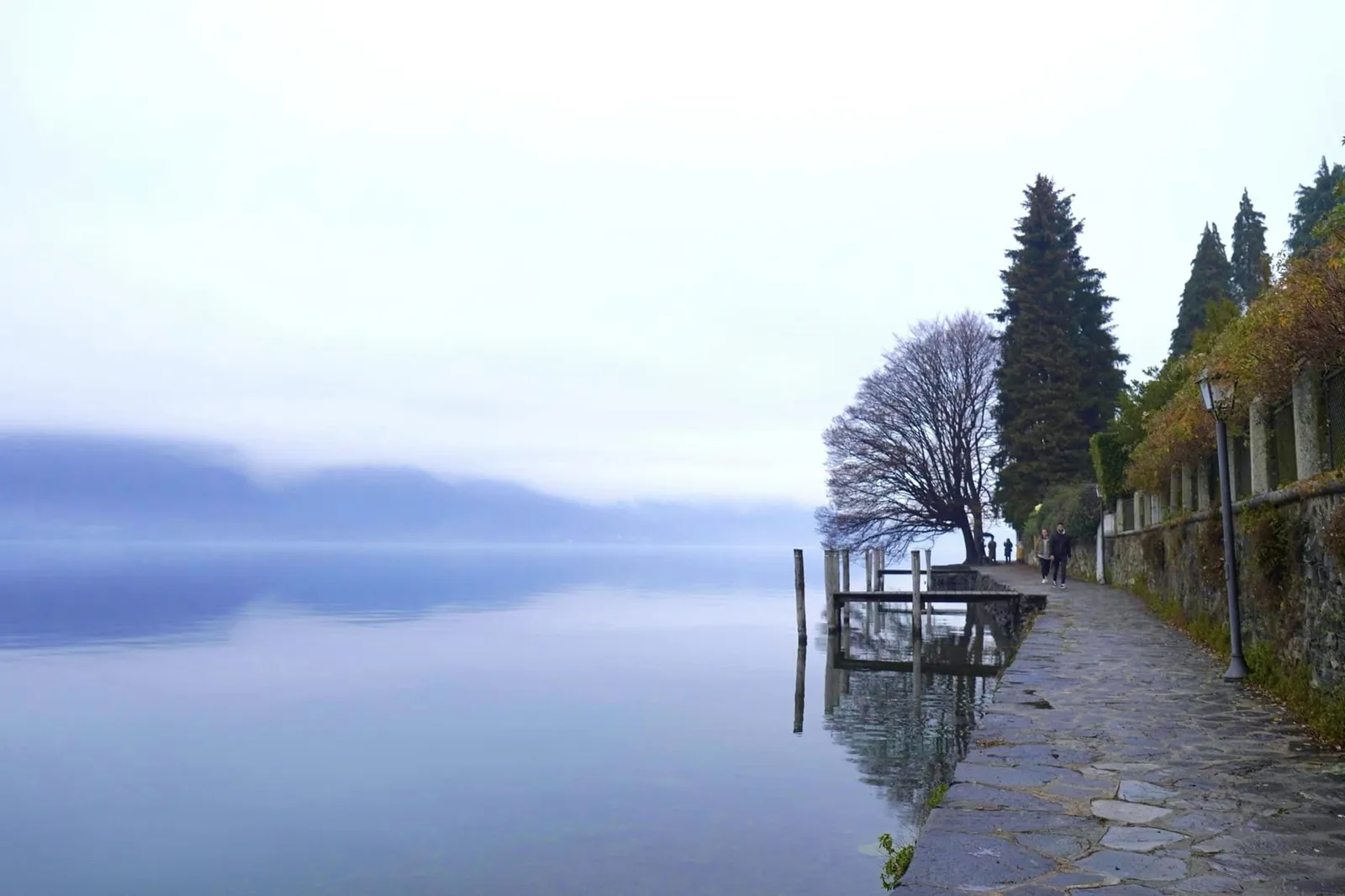 พนักงานบริการได้น่าประทับใจและสามารถอธิบายถึงรายละเอียดของอาหารแต่ละคอร์สได้อย่างคล่องแคล่ว เราขอแนะนำให้จัดทริปเดินทางมาท่องเที่ยว Lago di Orta สัก 1-2 วันพ่วงด้วยการแวะชิมห้องอาหารแห่งนี้ไปพร้อม ๆ กันได้เลย