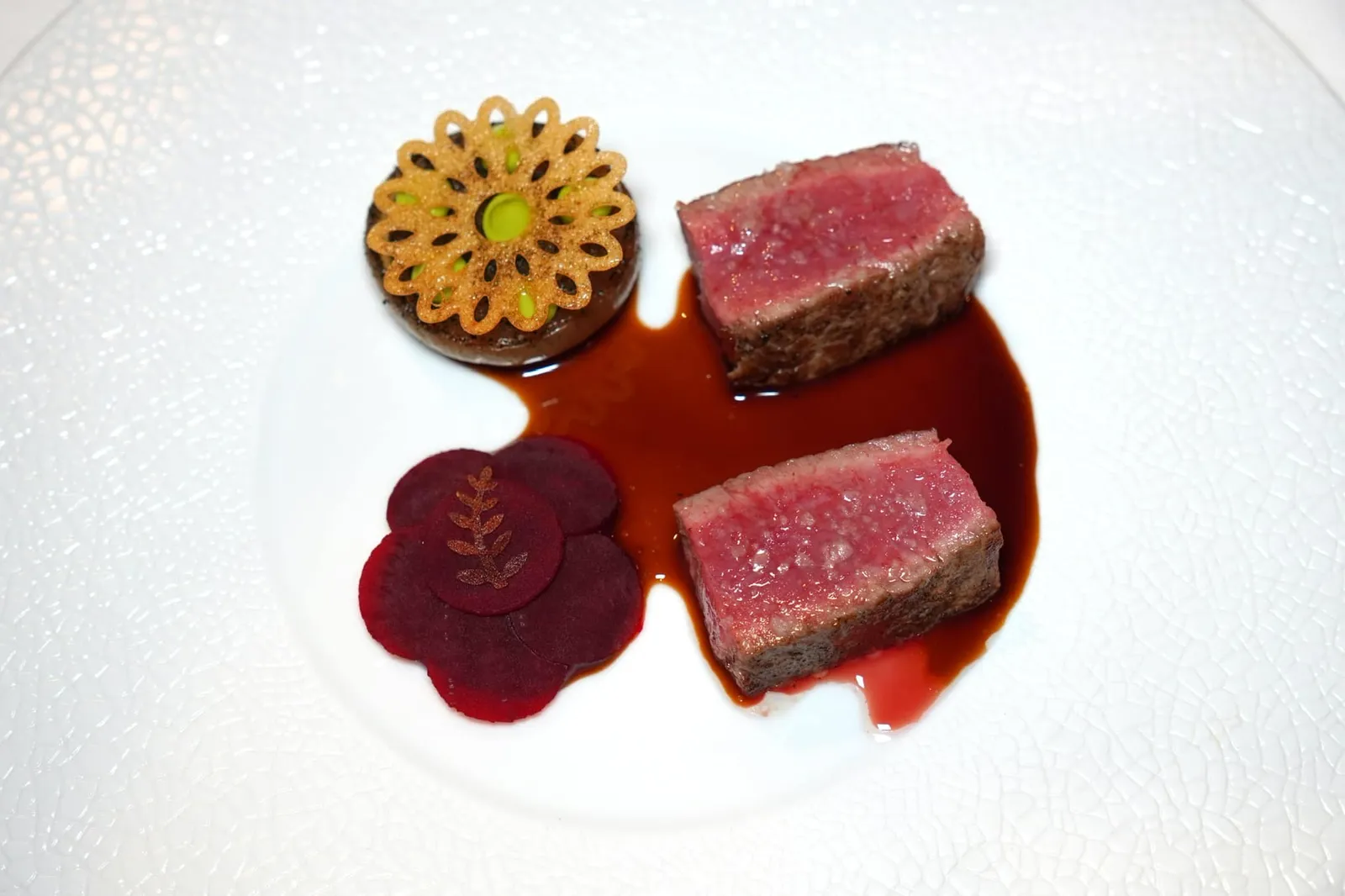 Veal dry aged 40 days, beets and caramelized onions เนื้อลูกวัวที่ผ่านกระบวนการบ่ม Dry Aging นานกว่า 40 วันเสิร์ฟมาที่ความสุกแบบ Medium ราดด้วยซอส Jus เข้มข้น ข้างกันคือองค์ประกอบของ Caramelized Onion ผัดมาอย่างดีรสชาติหวานกลมกล่อมและชิ้นบีทรูทรมควันจนหอมกรอบและให้รสชาติเปรี้ยวหวานเข้ากันกับตัวเนื้อได้ดี (15/20)