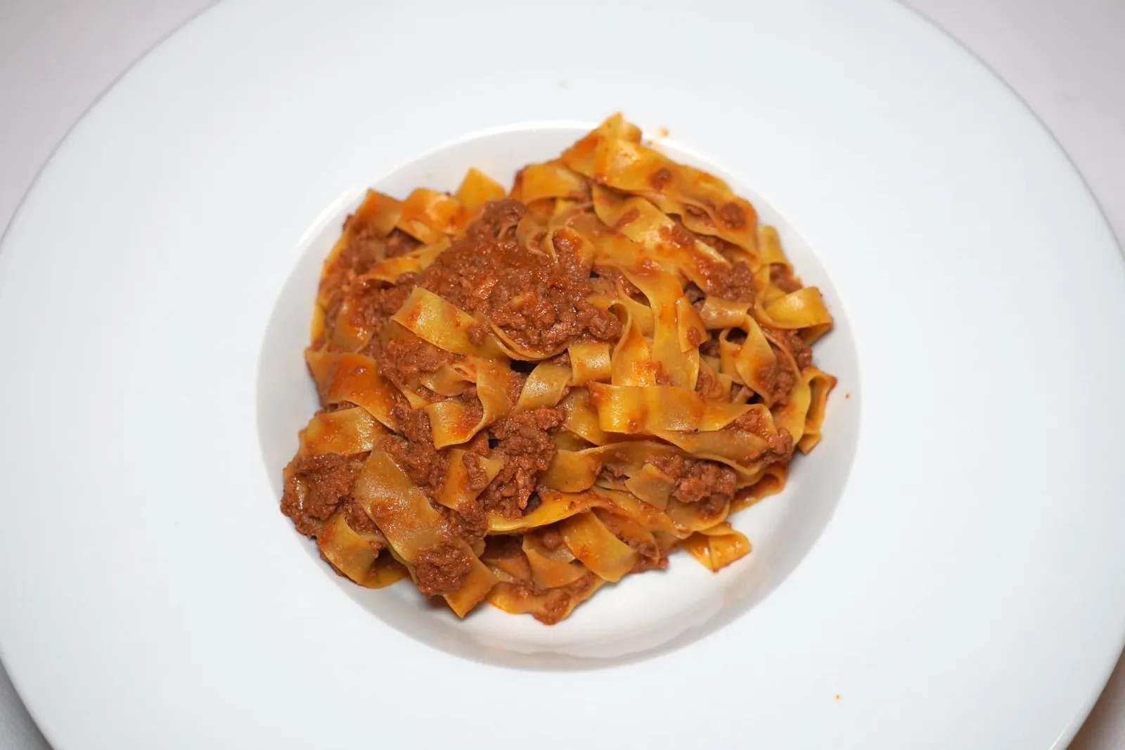 Tagliatelle al ragù antico (12 €) หนึ่งในเมนูคลาสสิคประจำภูมิภาค Emilia-Romagna อย่างพาสต้าเส้น Tagliatelle คลุกเคล้าไปกับ Bolognese Sauce สูตรของทางร้านที่ผสมเนื้อวัวกับเนื้อหมูเข้าด้วยกันให้รสชาติเข้มข้นและเนื้อสัมผัสอันแสนละมุนลิ้น (15/20)