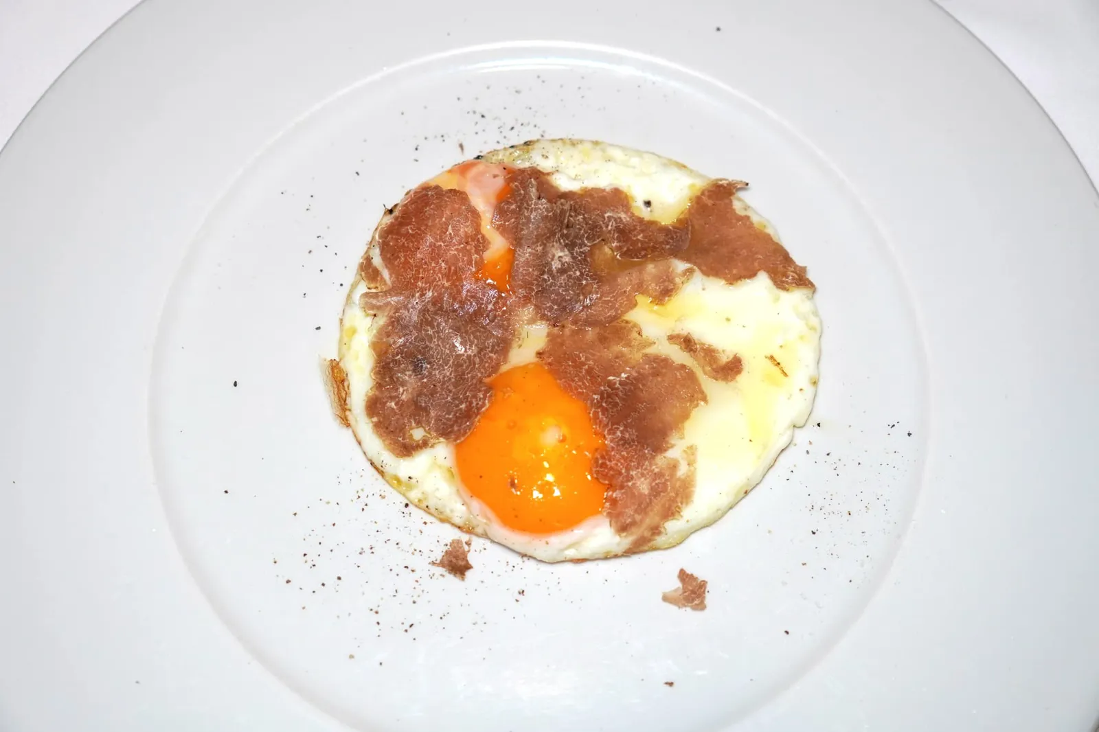Uova al tegamino e tartufo bianco (3 grammi) (20 €) เริ่มต้นด้วยเมนูพิเศษประจำฤดูหนาวอย่าวไข่ดาว กึ่งสุกกึ่งดิบโรยด้วย Winter White Truffle คุณภาพสูงส่งอโรมาหอม ๆ เข้ากันกับไข่เป็นที่สุด (14/20)