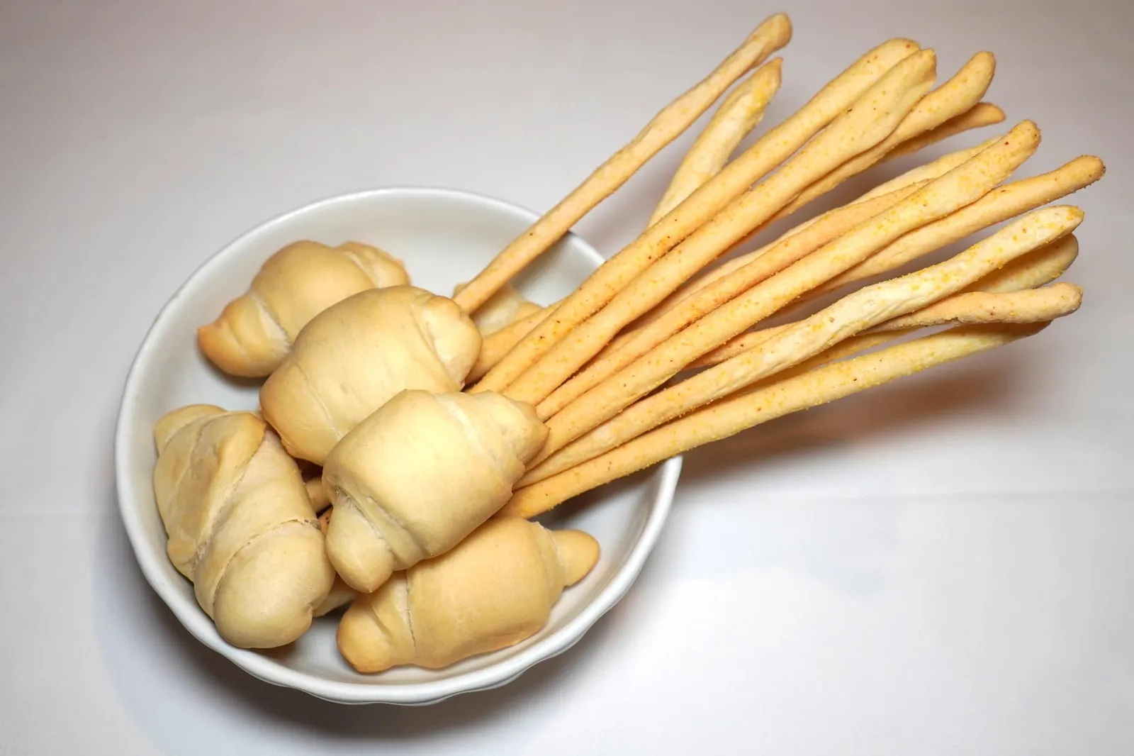 Bread พนักงานเริ่มต้นด้วยการนำเสิร์ฟขนมปังมาในตะกร้าใหญ่