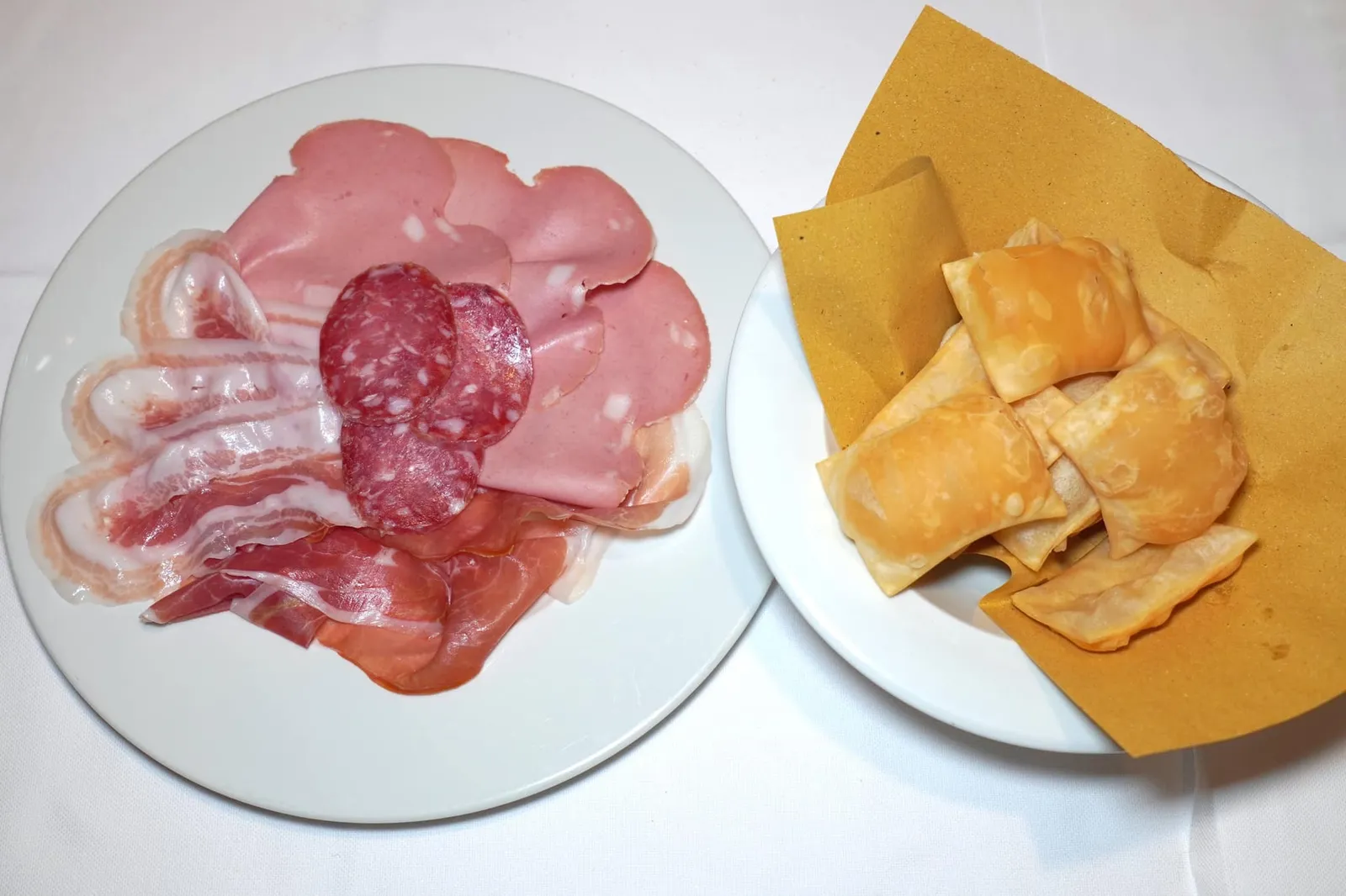 Gnocco fritto e salumi misti (12 €) เมนูที่ได้รับการแนะนำในมิชลินไกด์คือ Gnocco หรือมันฝรั่งทอดกรอบเสิร์ฟมากับ Salumi คุณภาพสูงของภูมิภาค Emilia หลากหลายชนิด (15/20)