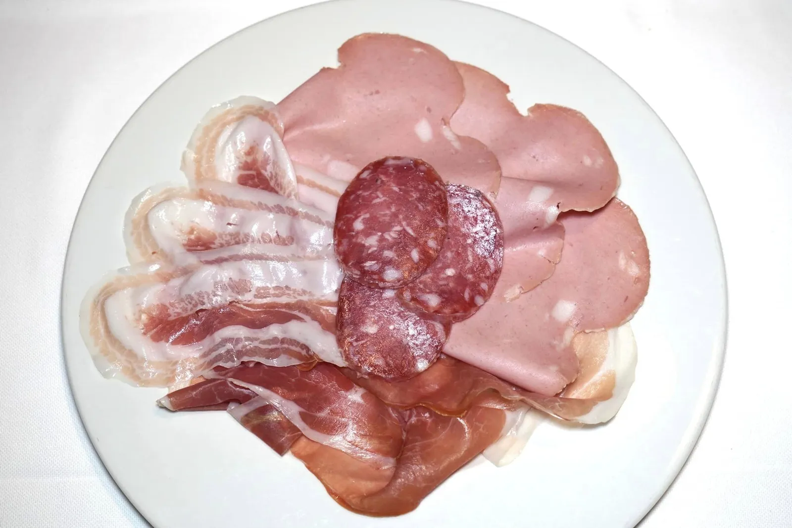 Gnocco fritto e salumi misti (12 €) ตัว Salumi Misti ประกอบไปด้วย Pancetta Steccata, Salame Dolce di San Felice Senz'aglio, Mortadella Favola di Mec Palmieri, Prosciutto Crudo 30 Mesi di Ghirardi Onesto da Langhirano (15/20)