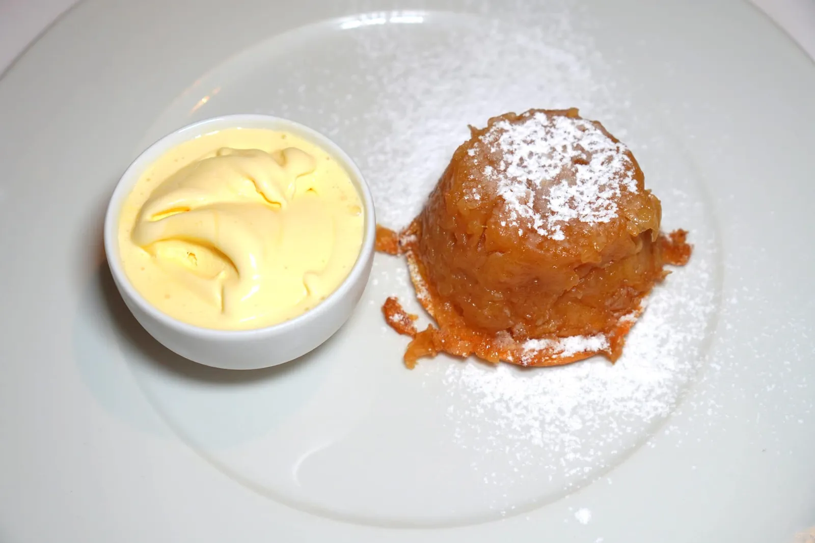 Tortino di mele al profumo di cannella e gelato alla crema (6 €) เมนูที่ประทับใจที่สุดจานหนึ่งคือ Apple Tarte รสหวานฉ่ำ เนื้อสัมผัสกรอบ ทั้งยังมีกลิ่นหอมจาก Cinnamon เสิร์ฟมาคู่กับไอศกรีมเพื่อให้มีความแตกต่างทางอุณหภูมินั่นเอง (15/20)